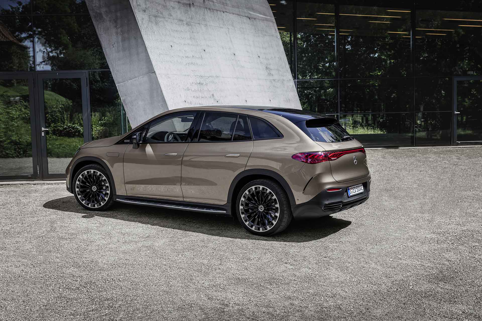Mercedes-EQ EQE SUV-1