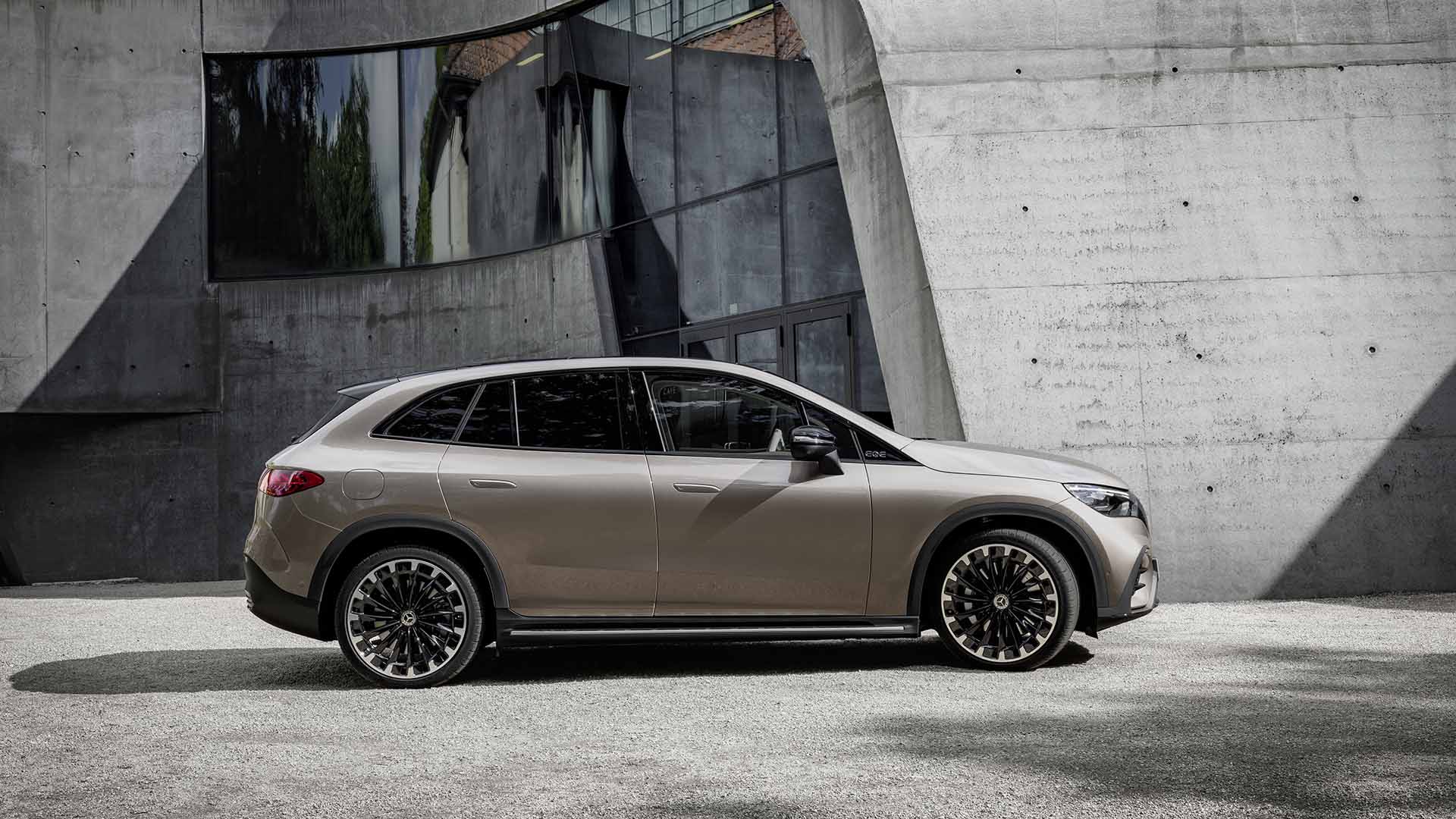 續航力逼近 600 公里！Mercedes-EQ 發布 EQE SUV 休旅車款