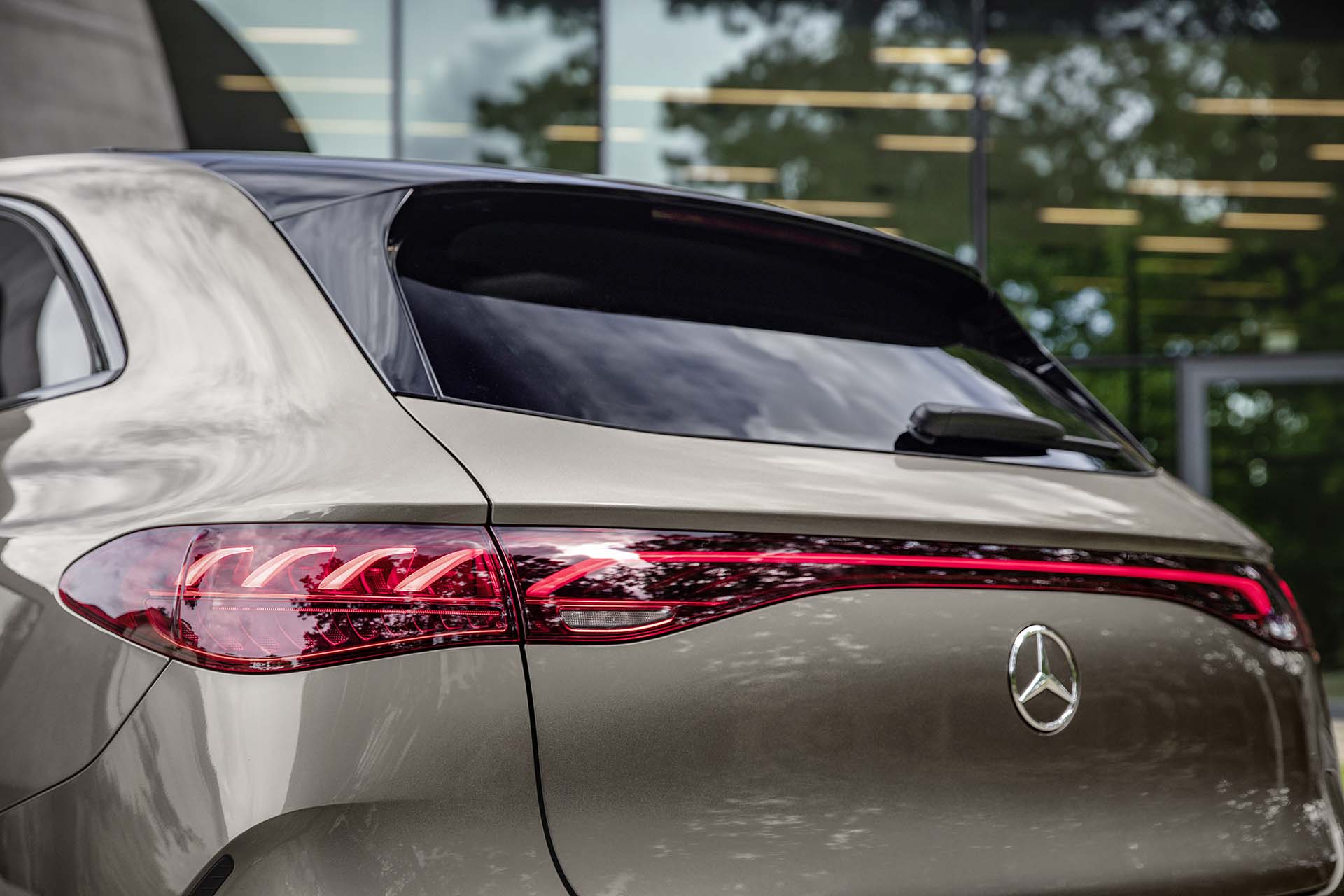續航力逼近 600 公里！Mercedes-EQ 發布 EQE SUV 休旅車款