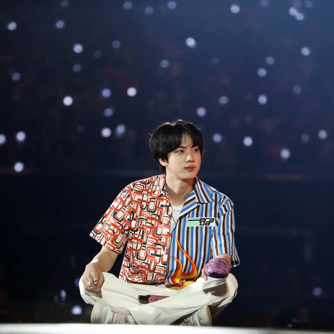 明天就要入伍！BTS 大哥 Jin 公開「當兵平頭照」自誇可愛，經紀公司再呼籲：不要來送行