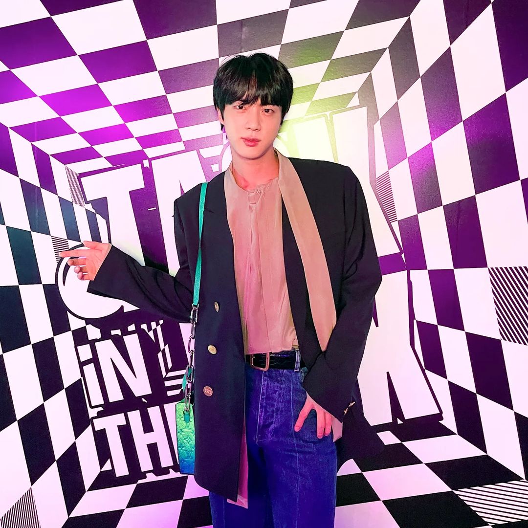 明天就要入伍！BTS 大哥 Jin 公開「當兵平頭照」自誇可愛，經紀公司再呼籲：不要來送行