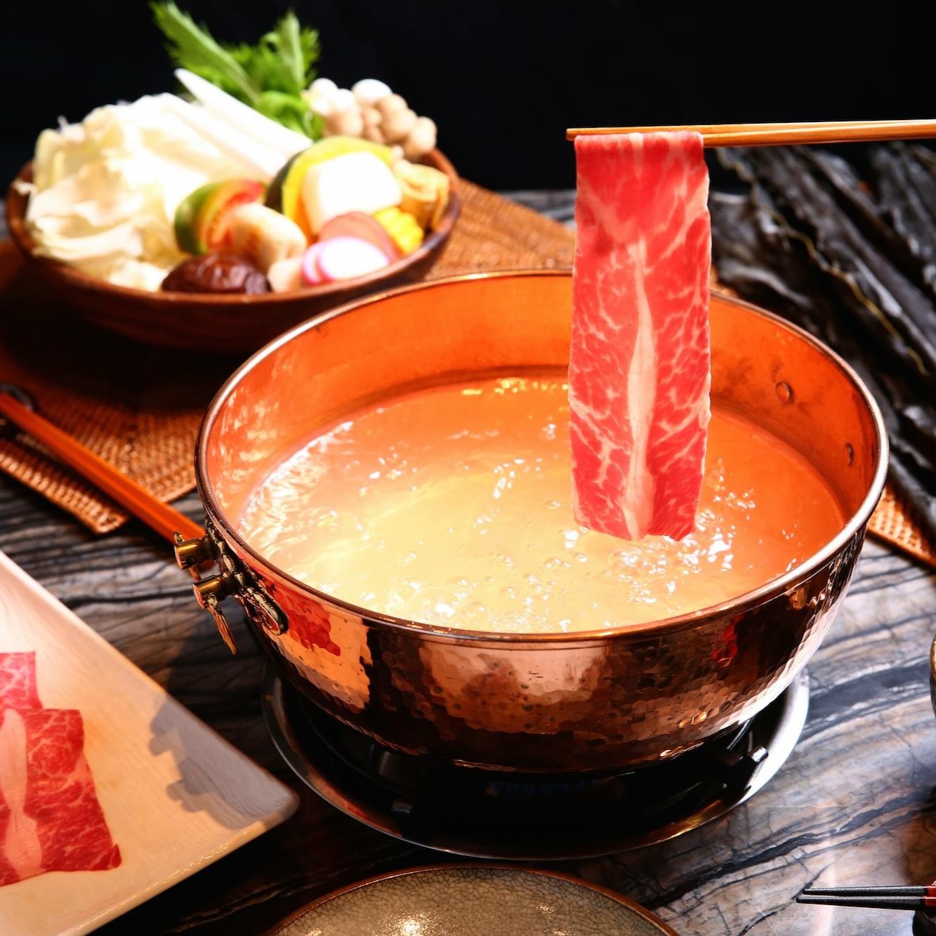 冬天就是要吃火鍋！五間特殊湯底火鍋盤點，季節限定「白酒胭脂蝦」、「胡椒豬肚雞」湯底、「神戶黑毛和牛」瞬移日本