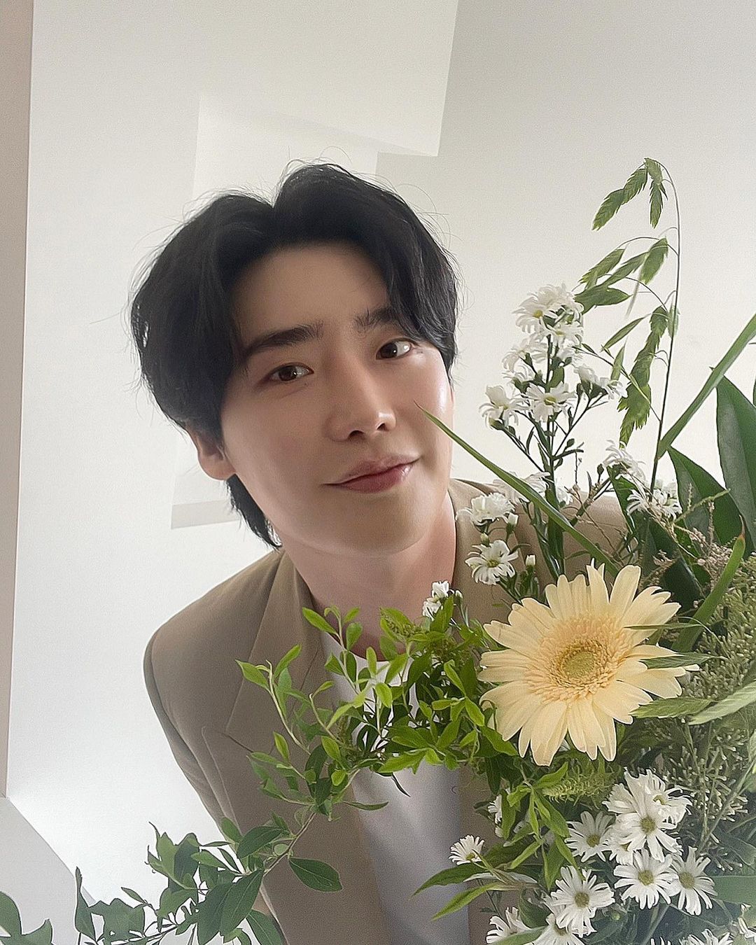 國際心碎日！IU、李鍾碩情侶穿搭飛日本共度聖誕節！男女主角雙雙認愛：「真摯交往中，盼以溫暖視線看待」
