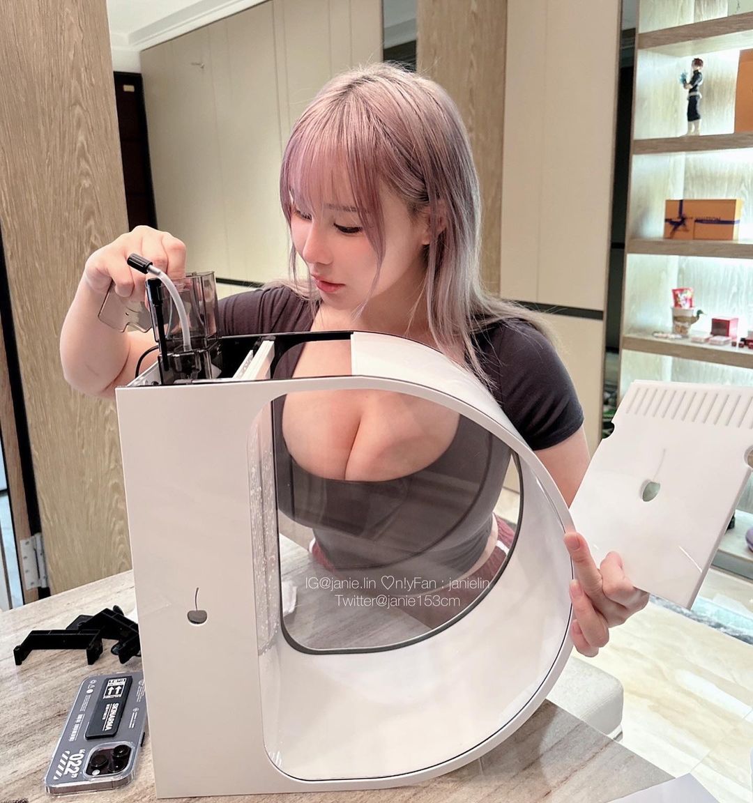 看阿根廷奪冠想同樂？泥泥學姐示範「低成本 cosplay 球衣」 300 元有找　被問感想羞喊：不刺但繃繃的