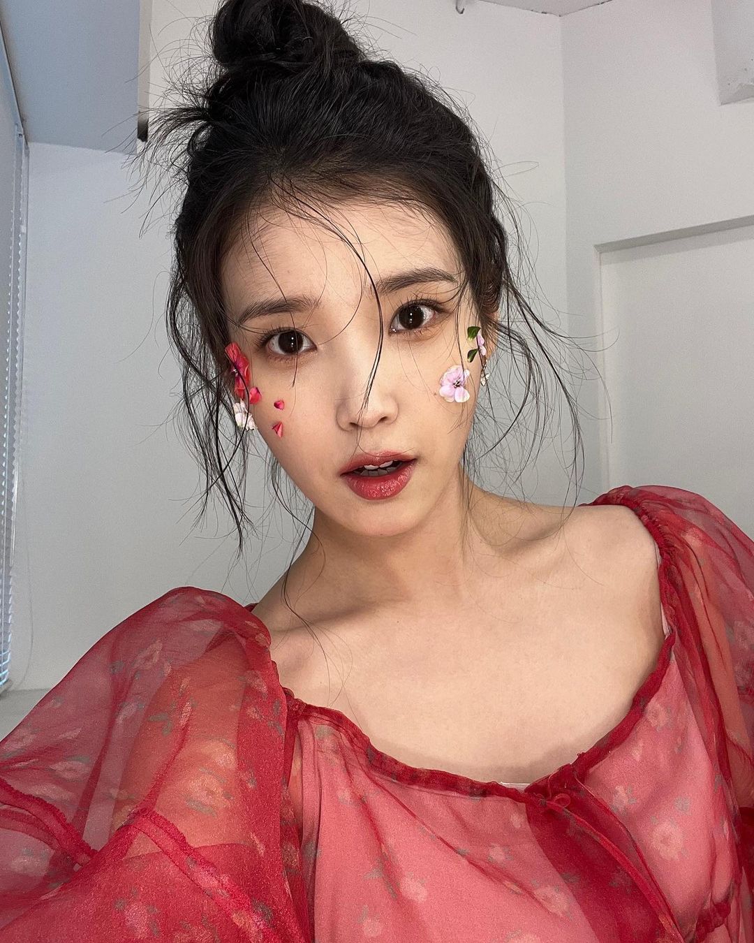 國際心碎日！IU、李鍾碩情侶穿搭飛日本共度聖誕節！男女主角雙雙認愛：「真摯交往中，盼以溫暖視線看待」