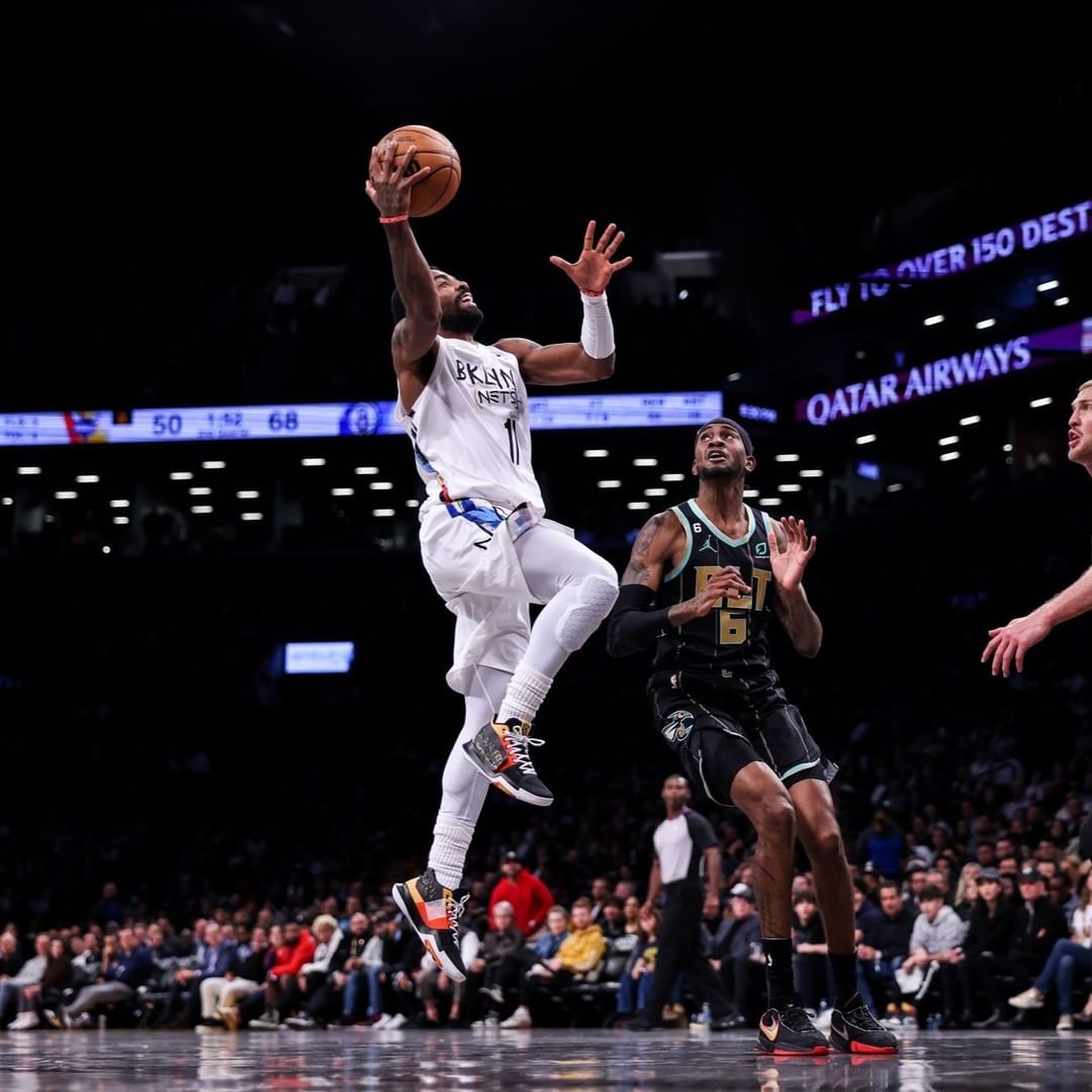 球鞋的糖果爸爸自己找！Kyrie Irving 上腳「黑膠布」版 Nike Kyrie 3，不只宣告自由還趁機招商！