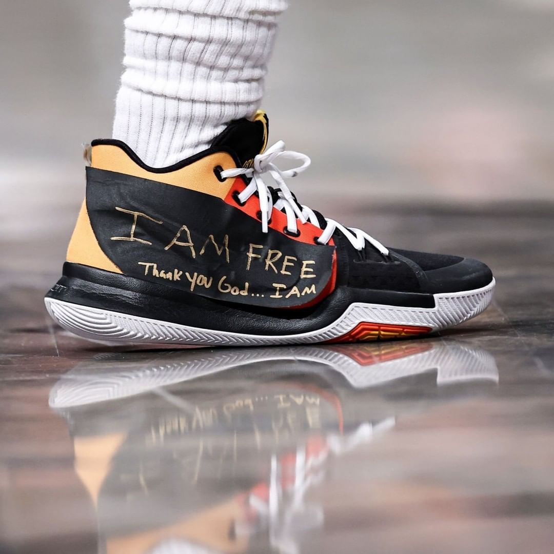 球鞋的糖果爸爸自己找！Kyrie Irving 上腳「黑膠布」版 Nike Kyrie 3，不只宣告自由還趁機招商！