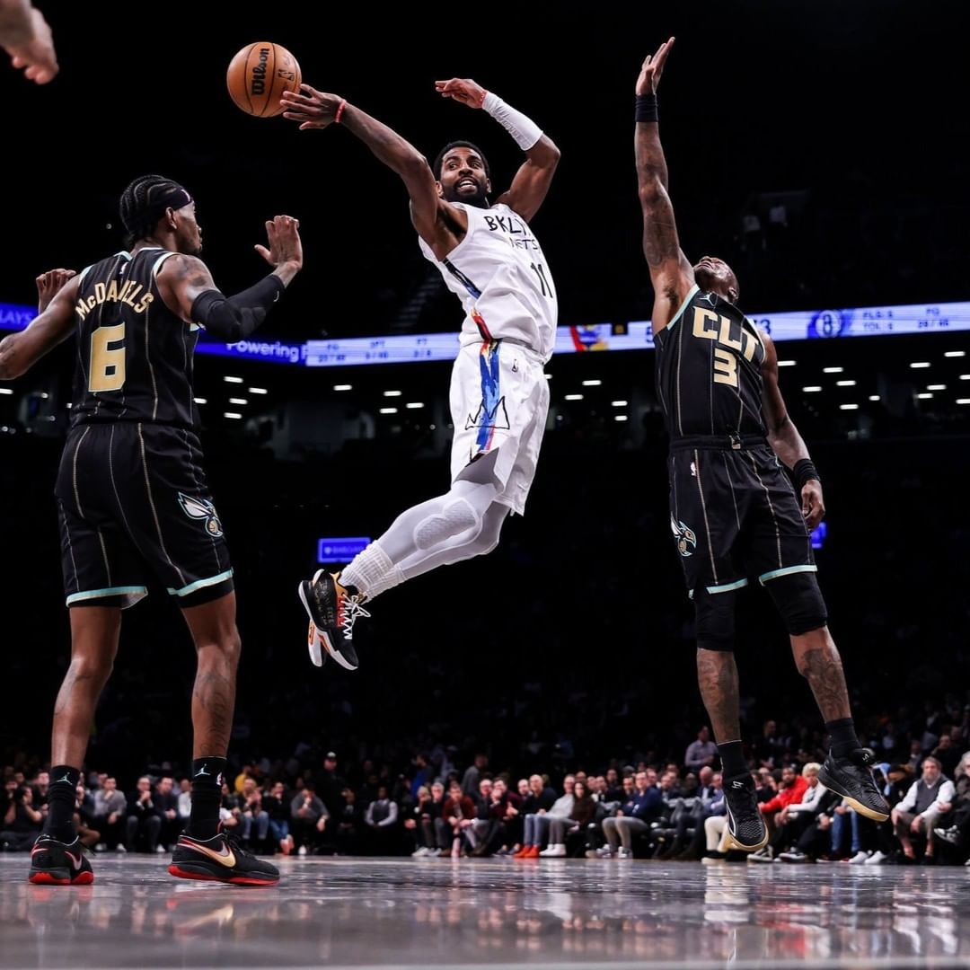 球鞋的糖果爸爸自己找！Kyrie Irving 上腳「黑膠布」版 Nike Kyrie 3，不只宣告自由還趁機招商！