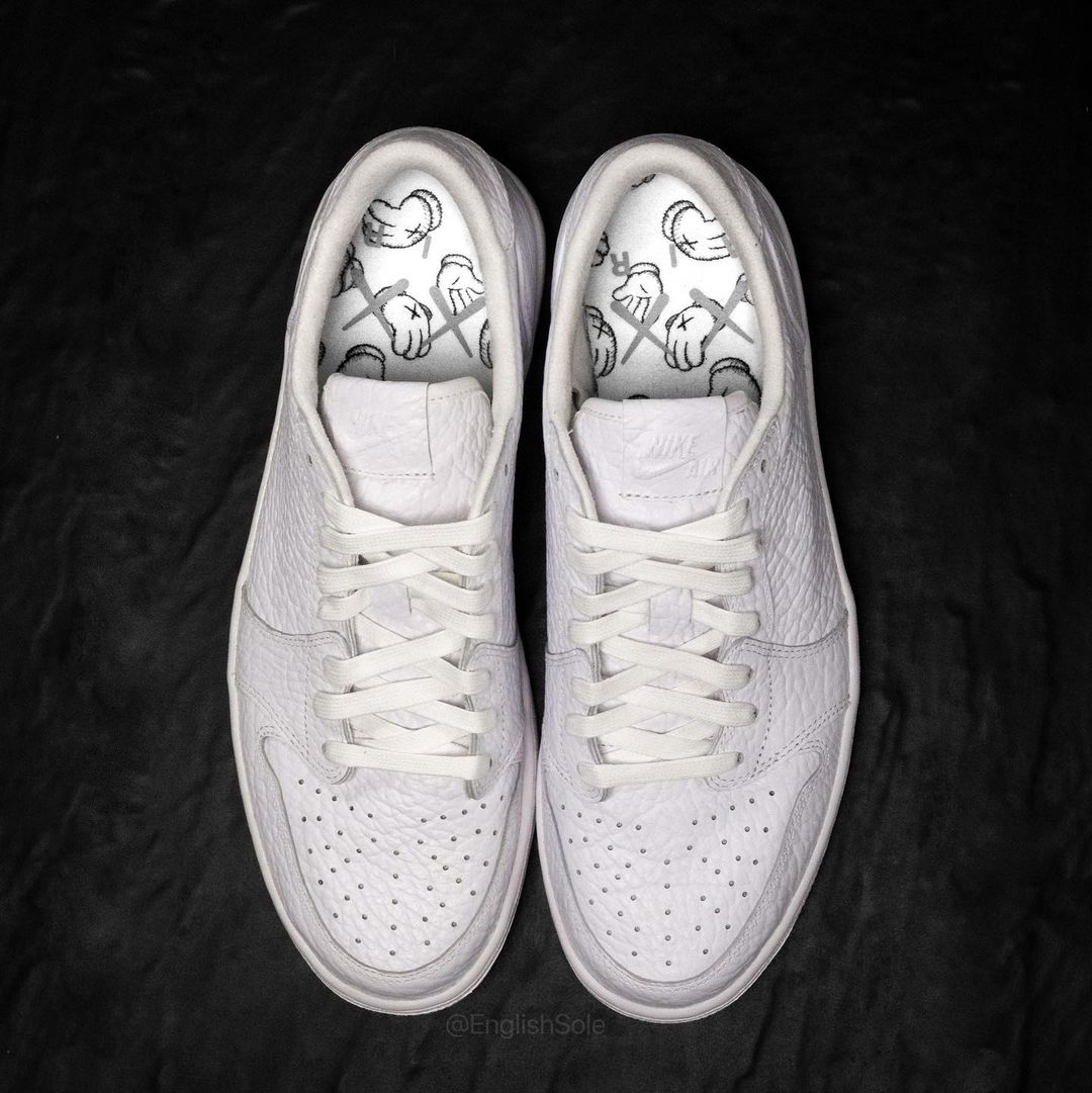 KAWS x air Jordan 1 low