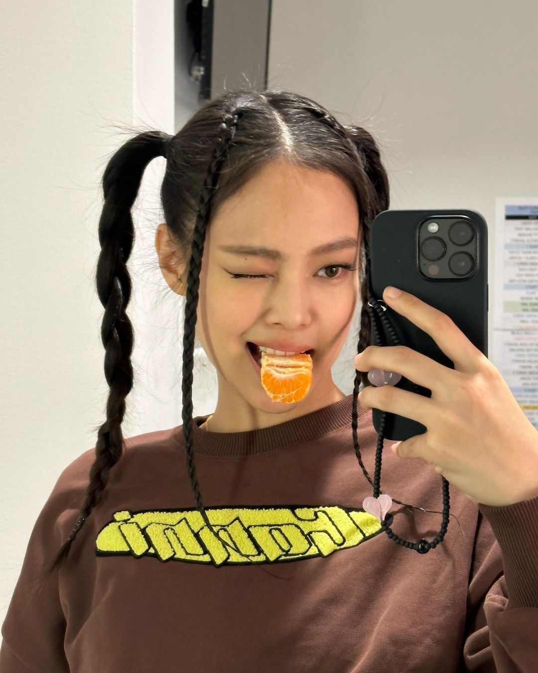 Jennie 派對上又親又摟神秘男！親密影片曝光網錯愕⋯知情人士跳出來「公布真實身份」超大咖