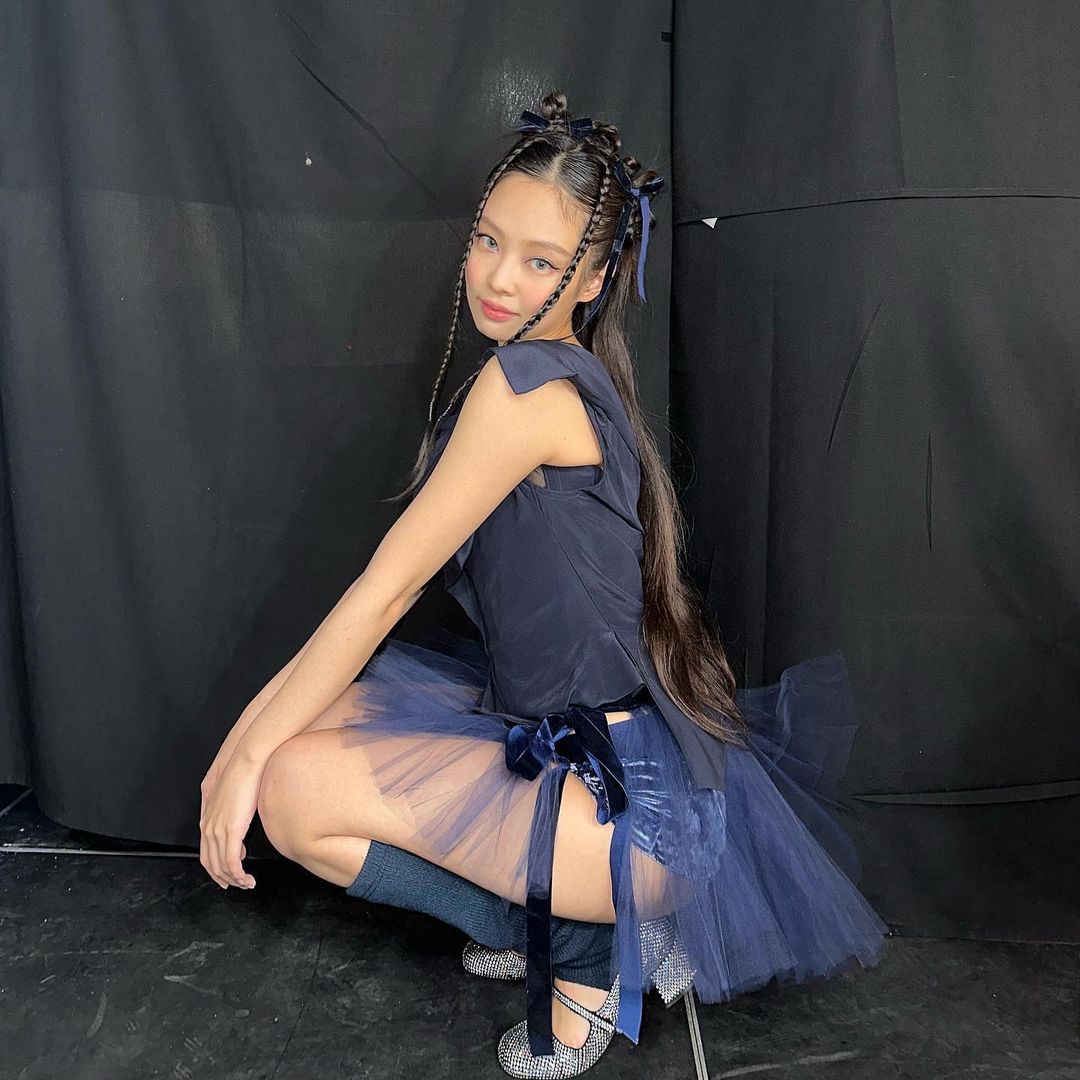 Jennie 派對上又親又摟神秘男！親密影片曝光網錯愕⋯知情人士跳出來「公布真實身份」超大咖