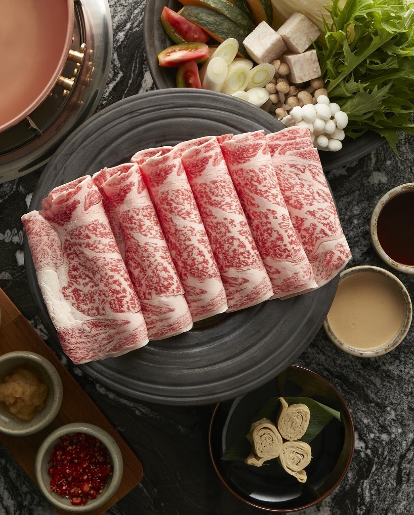 冬天就是要吃火鍋！五間特殊湯底火鍋盤點，季節限定「白酒胭脂蝦」、「胡椒豬肚雞」湯底、「神戶黑毛和牛」瞬移日本