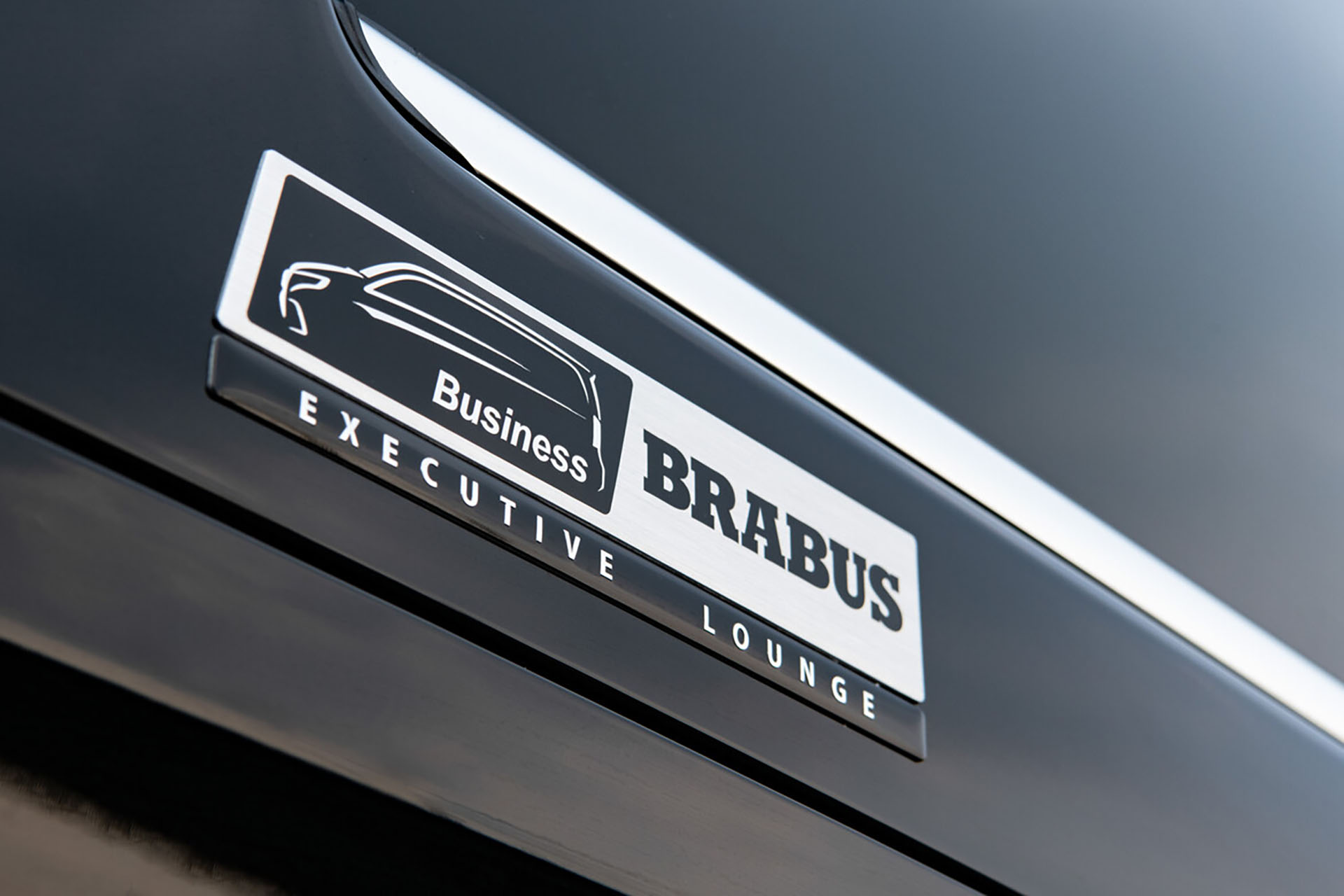 這才是你最想要的機場穿搭，是吧？Brabus 推出 V-Class 區域限定套件！