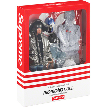 榮登最潮芭比娃娃？Supreme x Momoko™ DOLL 聯乘登場，經典羽絨、Box Logo Hoodie 全可換！