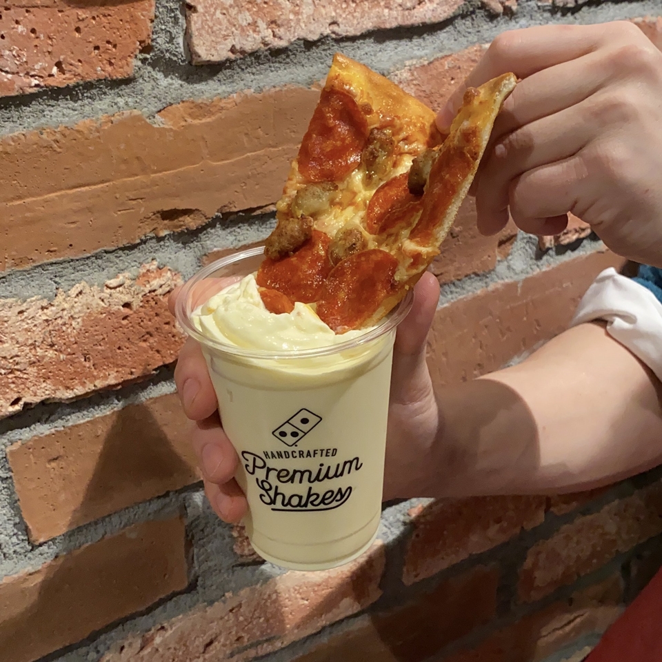 你以為蛋捲冰淇淋加番茄醬是邪教？摩斯漢堡力推「炸雞配奶昔」網友：意外的好吃？