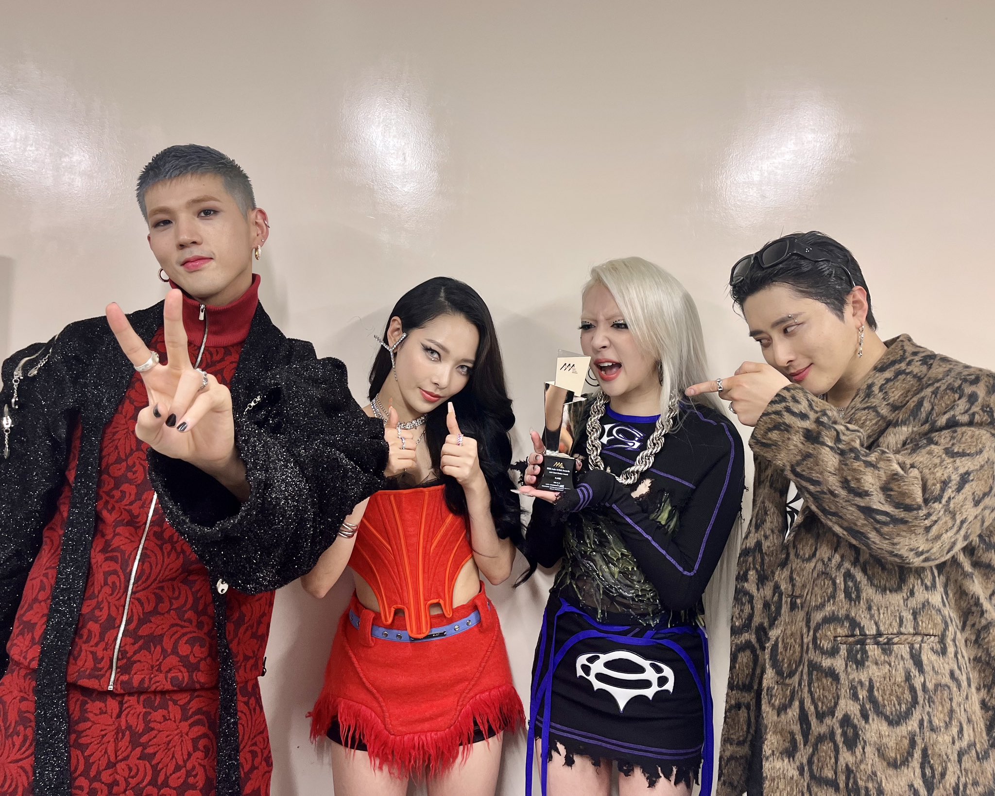 太尷尬！ KARD 全志佑「流蘇迷你裙」桌上火辣開唱　鏡頭向下 Stray Kids 集體眼神漂移　尷尬畫面曝光