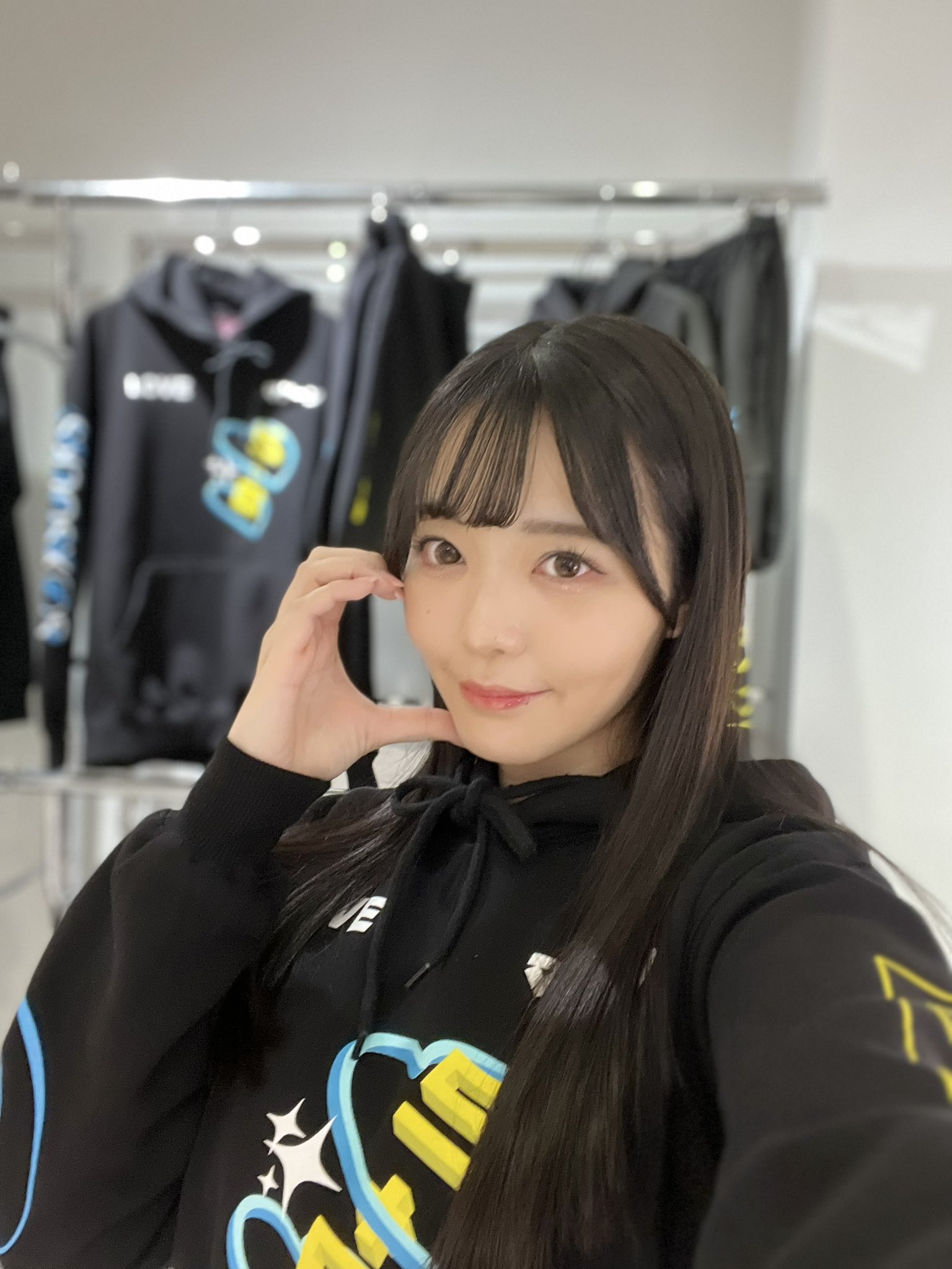 23 歲日本少女放棄公職改拍 AV ！親吐 M  級上圍太多缺點