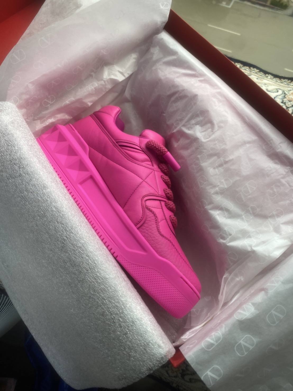 COOL開箱｜奢華與街頭間的絕佳平衡！近賞 Valentino Garavani One Stud XL 鞋款  堪稱藝術品等級！