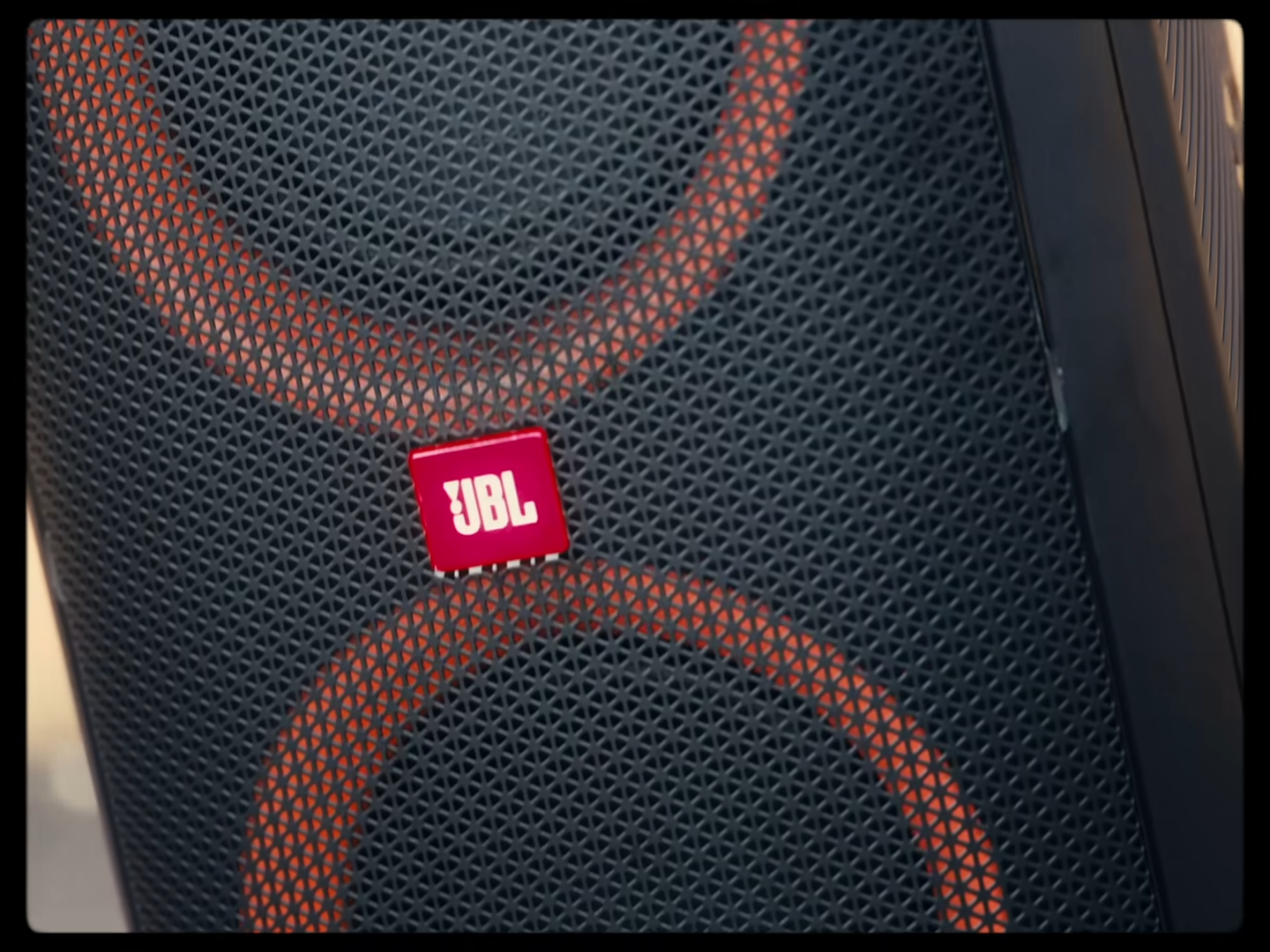 有了JBL PARTY BOX，就有派對！一起跟恐龍找到他們的快樂夥伴！Feat.恐龍的皮