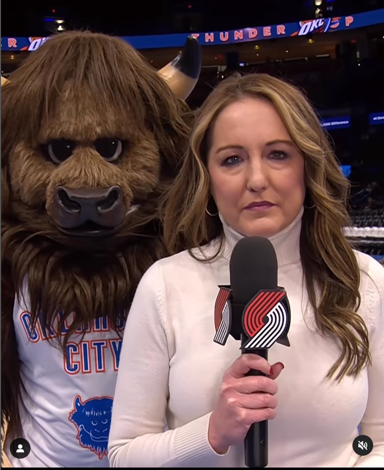 轉頭撞見一隻牛被嚇死！雷霆吉祥物後方偷偷嚇拓荒者主播，兩人彈開反應超爆笑！