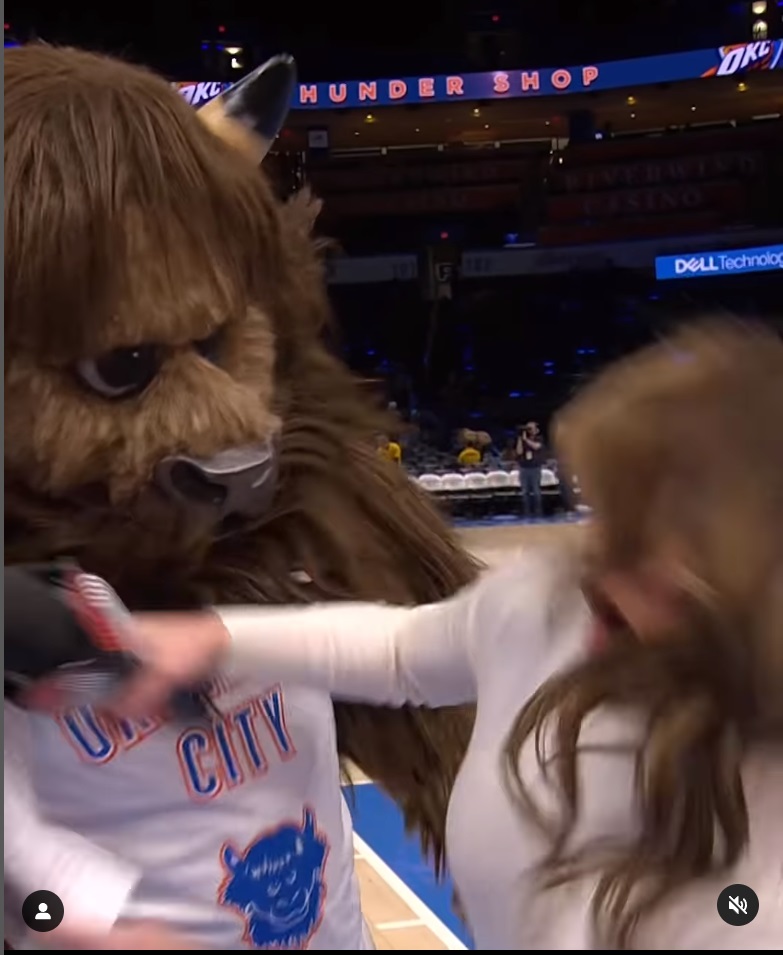 轉頭撞見一隻牛被嚇死！雷霆吉祥物後方偷偷嚇拓荒者主播，兩人彈開反應超爆笑！