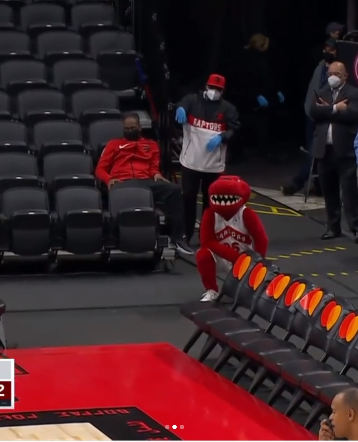 轉頭撞見一隻牛被嚇死！雷霆吉祥物後方偷偷嚇拓荒者主播，兩人彈開反應超爆笑！