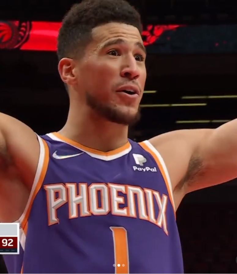 轉頭撞見一隻牛被嚇死！雷霆吉祥物後方偷偷嚇拓荒者主播，兩人彈開反應超爆笑！