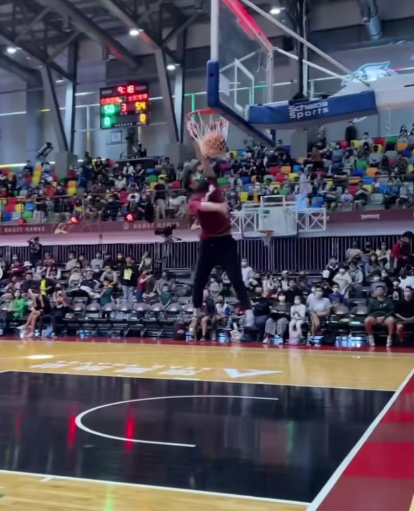 被棒球耽誤的籃球員？身高僅 181 公分的中職新秀輕鬆單手劈扣   網：竟然只穿帆布鞋！