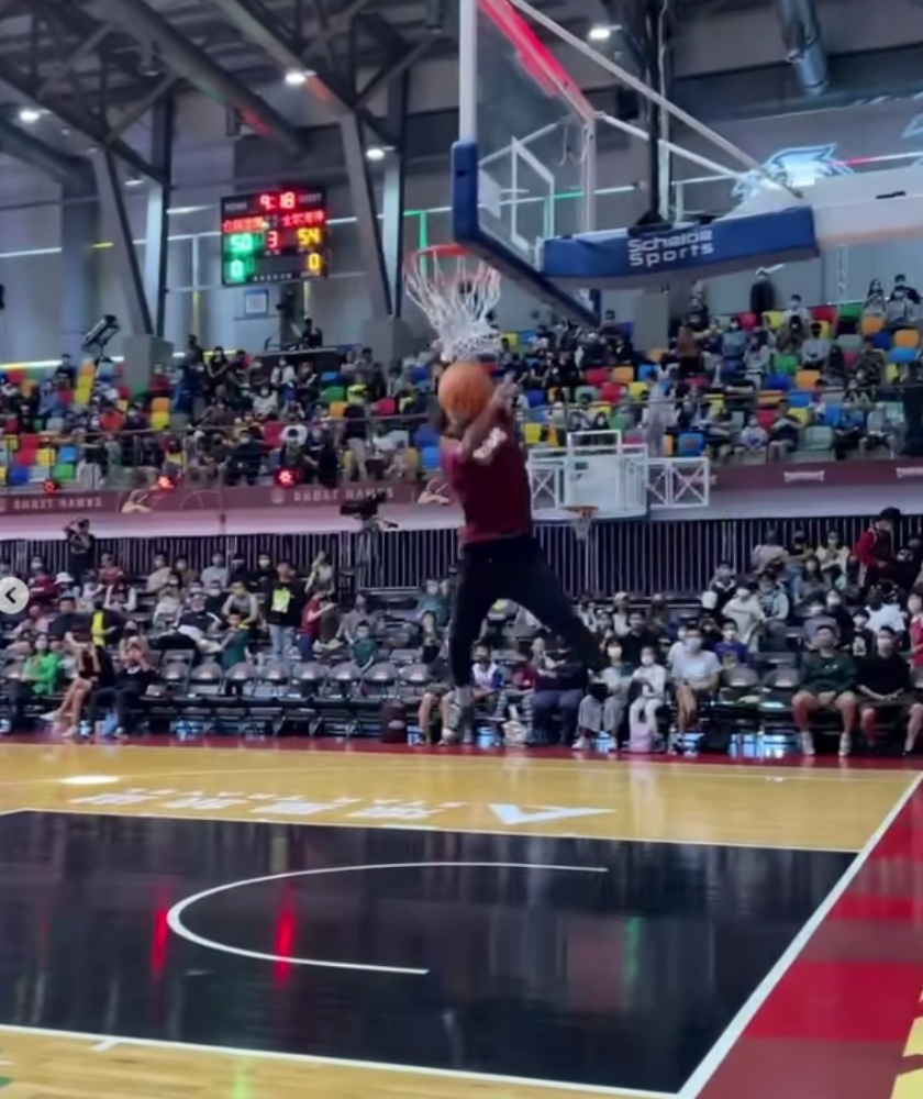 被棒球耽誤的籃球員？身高僅 181 公分的中職新秀輕鬆單手劈扣   網：竟然只穿帆布鞋！