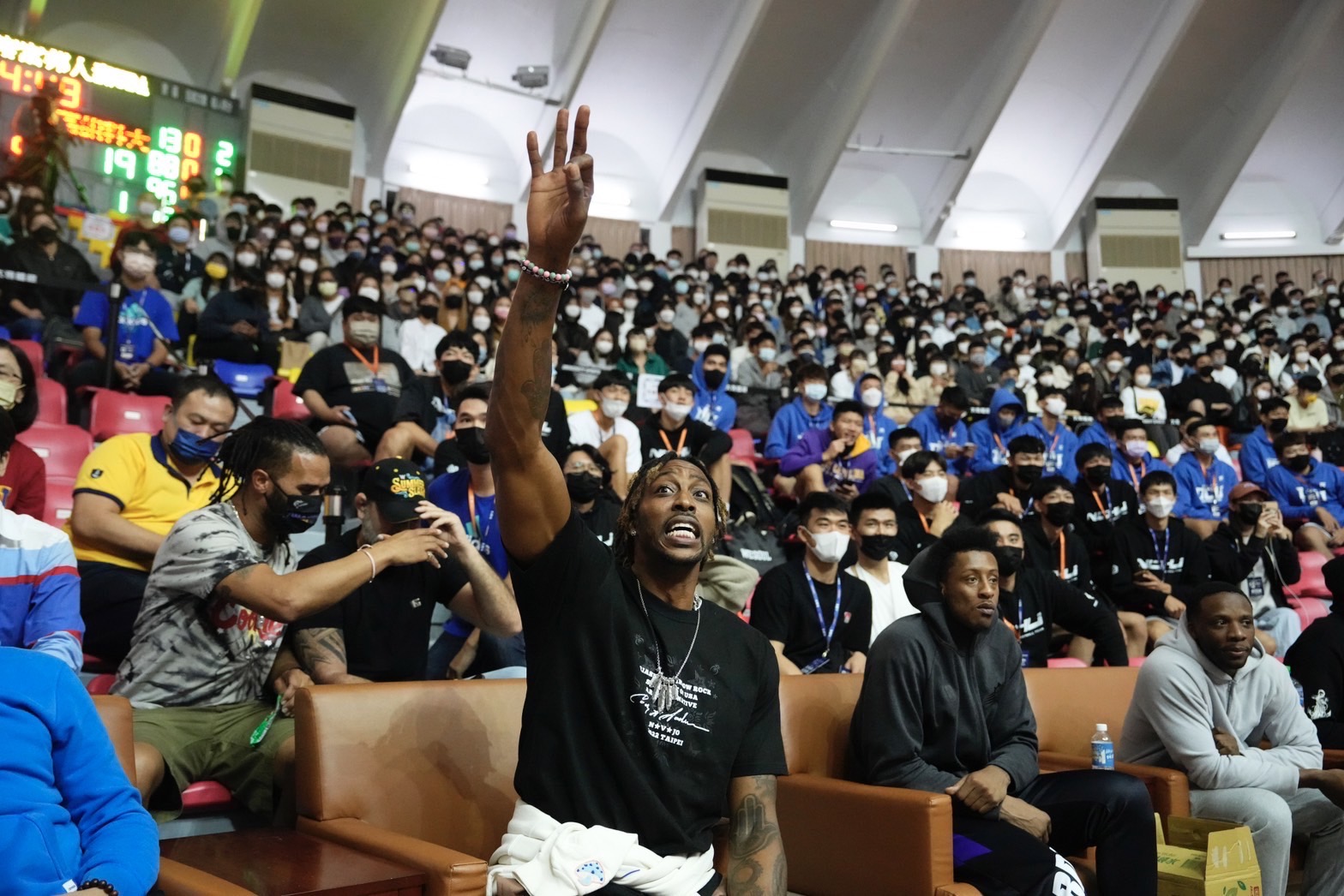 力挺台灣籃球！Dwight Howard 現身輔大觀戰 UBA 大專籃球聯賽，場邊熱舞超級嗨！