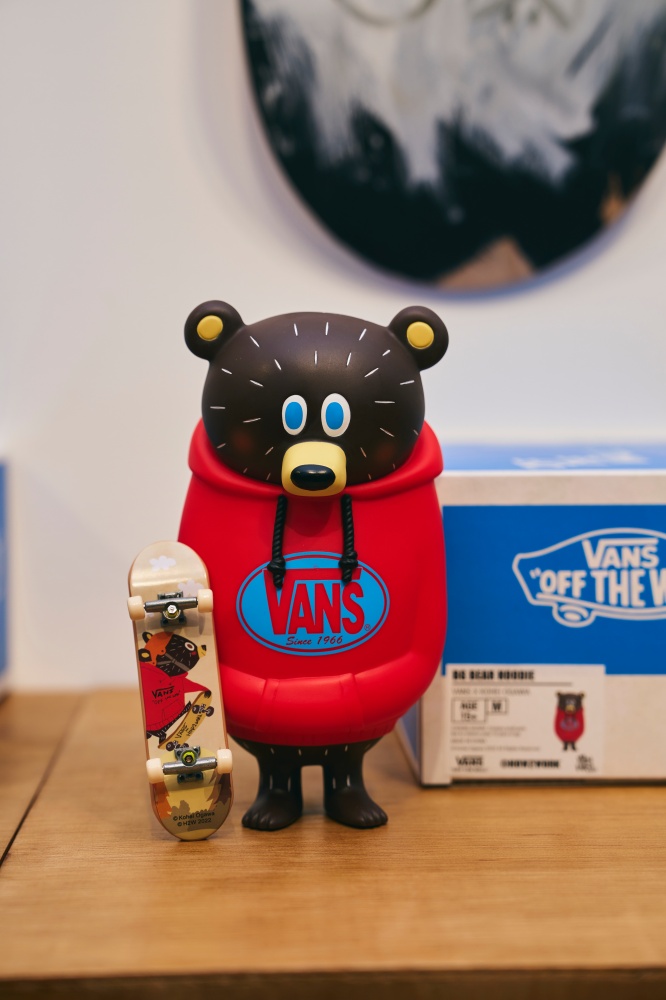 最狂跨界合作！VANS 攜手多位公仔藝術家、改裝廠於東區打造「 THE WAFFLE ROOM 」