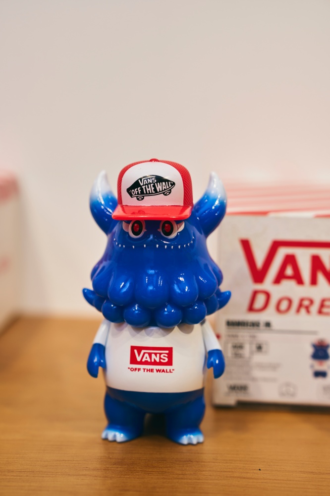 最狂跨界合作！VANS 攜手多位公仔藝術家、改裝廠於東區打造「 THE WAFFLE ROOM 」