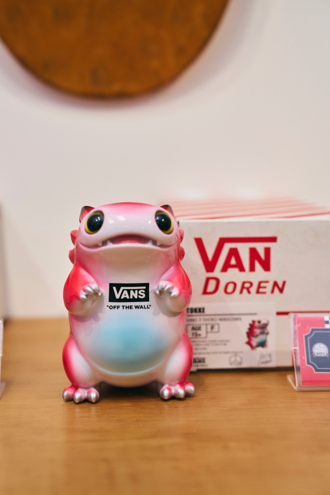 最狂跨界合作！VANS 攜手多位公仔藝術家、改裝廠於東區打造「 THE WAFFLE ROOM 」
