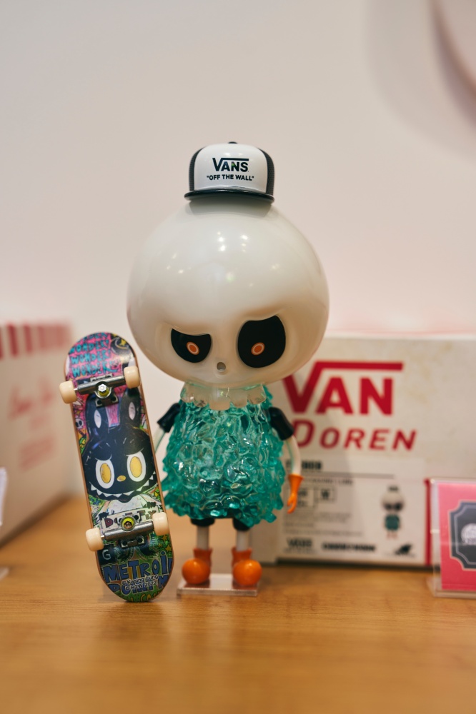 最狂跨界合作！VANS 攜手多位公仔藝術家、改裝廠於東區打造「 THE WAFFLE ROOM 」