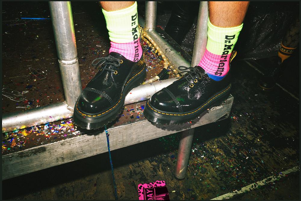 時髦派對動物必備！Dr. Martens 秋冬新款注入螢光、漆皮元素，展現強烈反叛精神
