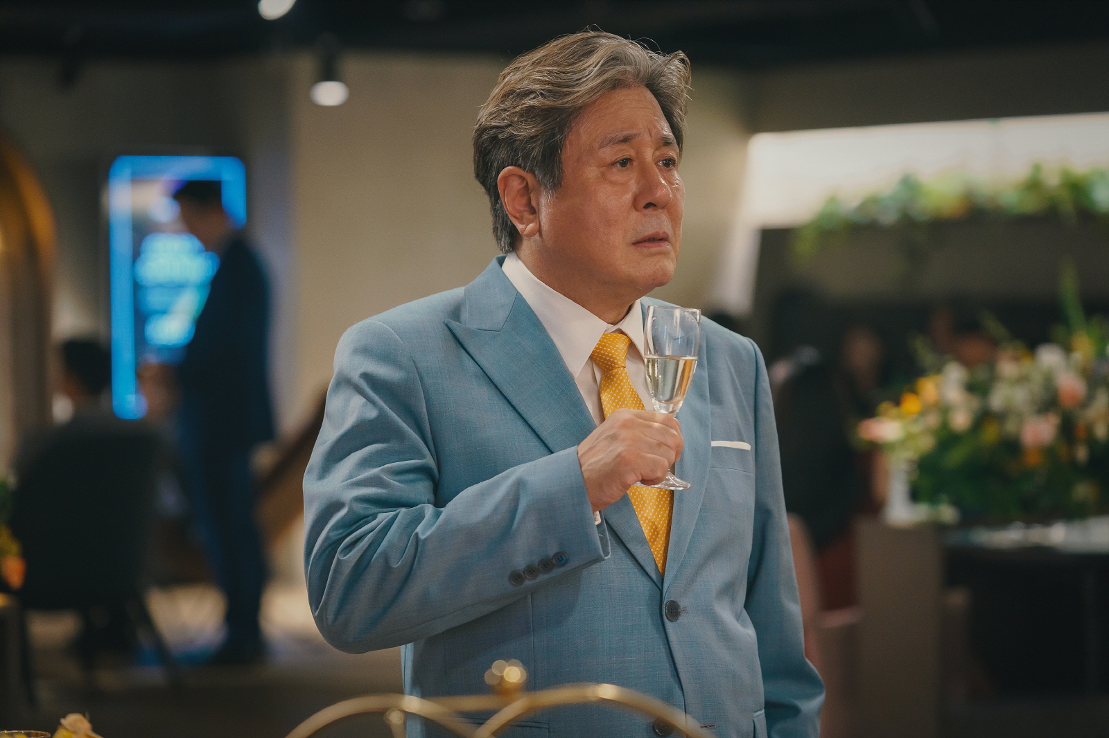 過年賭牌就看這部！Disney+ 原創犯罪劇情韓劇《地下菁英》帶來傳奇賭神的精彩故事，國寶級影帝崔岷植與韓劇男神孫錫久同台飆演技啦！