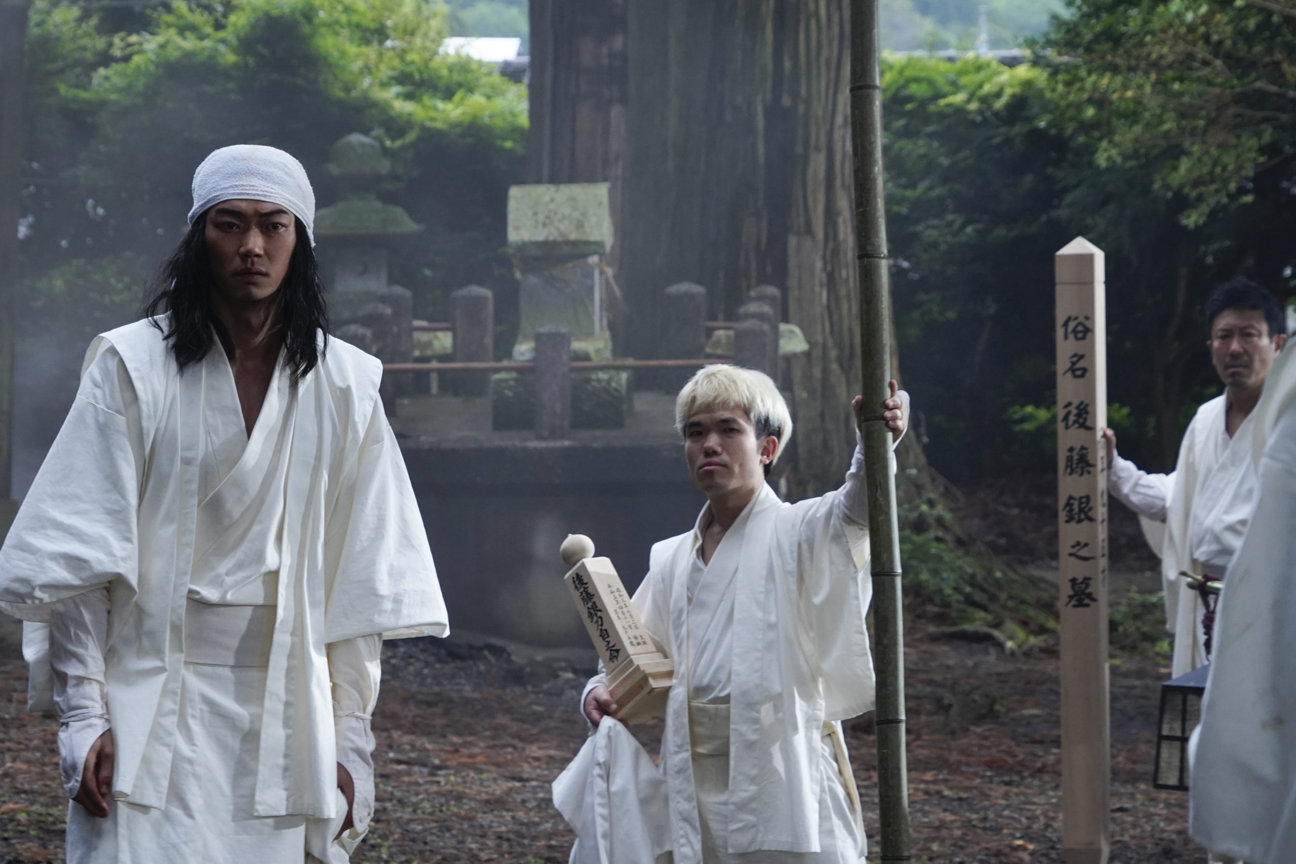 人氣漫改劇再＋1！Disney+獨家播出《噬亡村》，神還原詭譎氛圍，恐怖真相會讓你嚇到「不敢吃手手」
