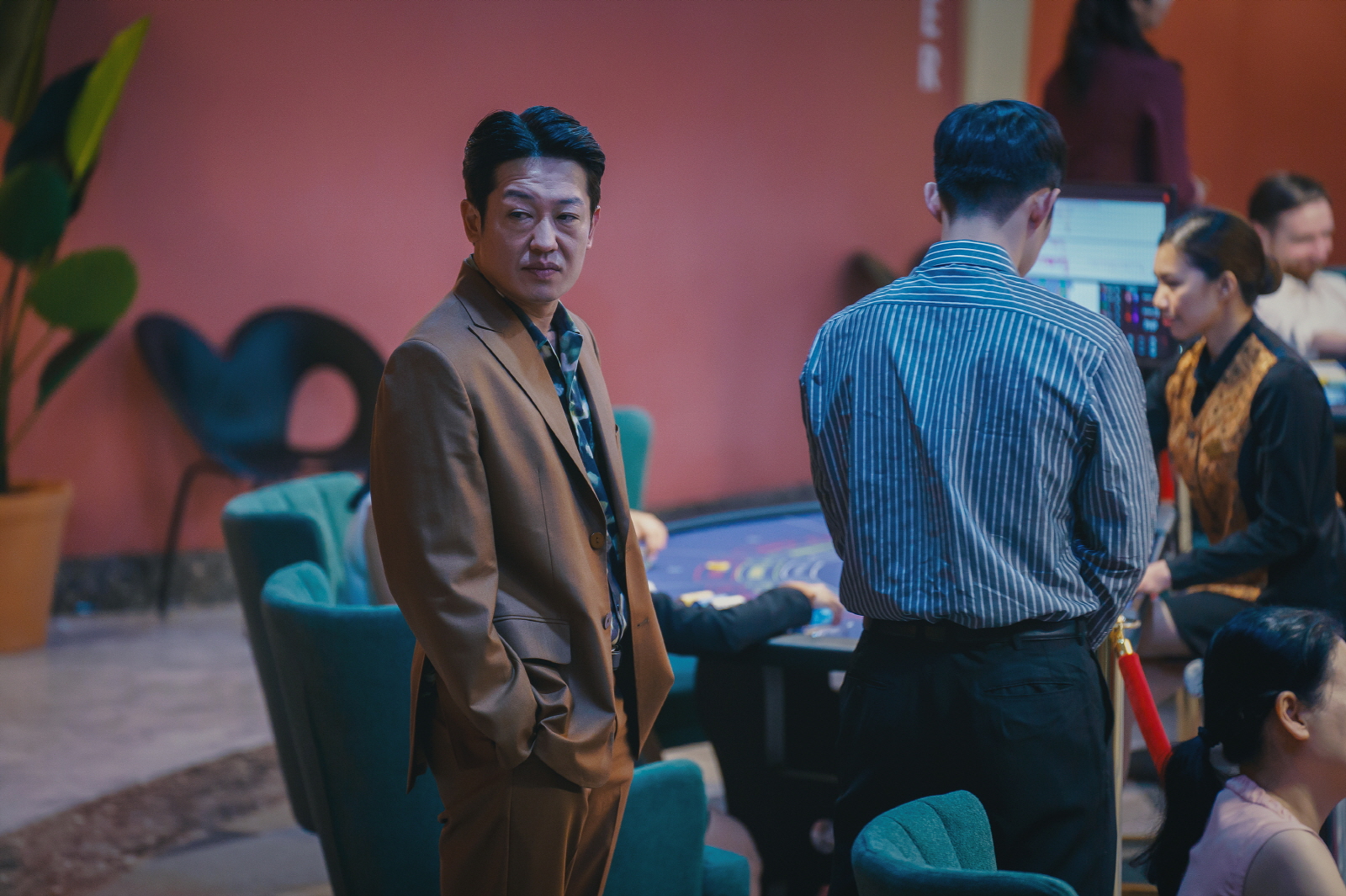 過年賭牌就看這部！Disney+ 原創犯罪劇情韓劇《地下菁英》帶來傳奇賭神的精彩故事，國寶級影帝崔岷植與韓劇男神孫錫久同台飆演技啦！