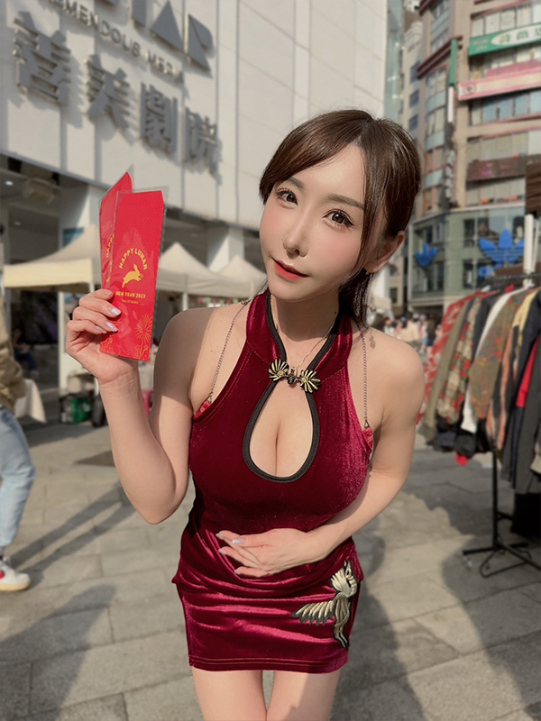 情色教主「雪碧」率領旗袍網紅現身西門町！快閃拜年活動令群眾暴動：誠意十足