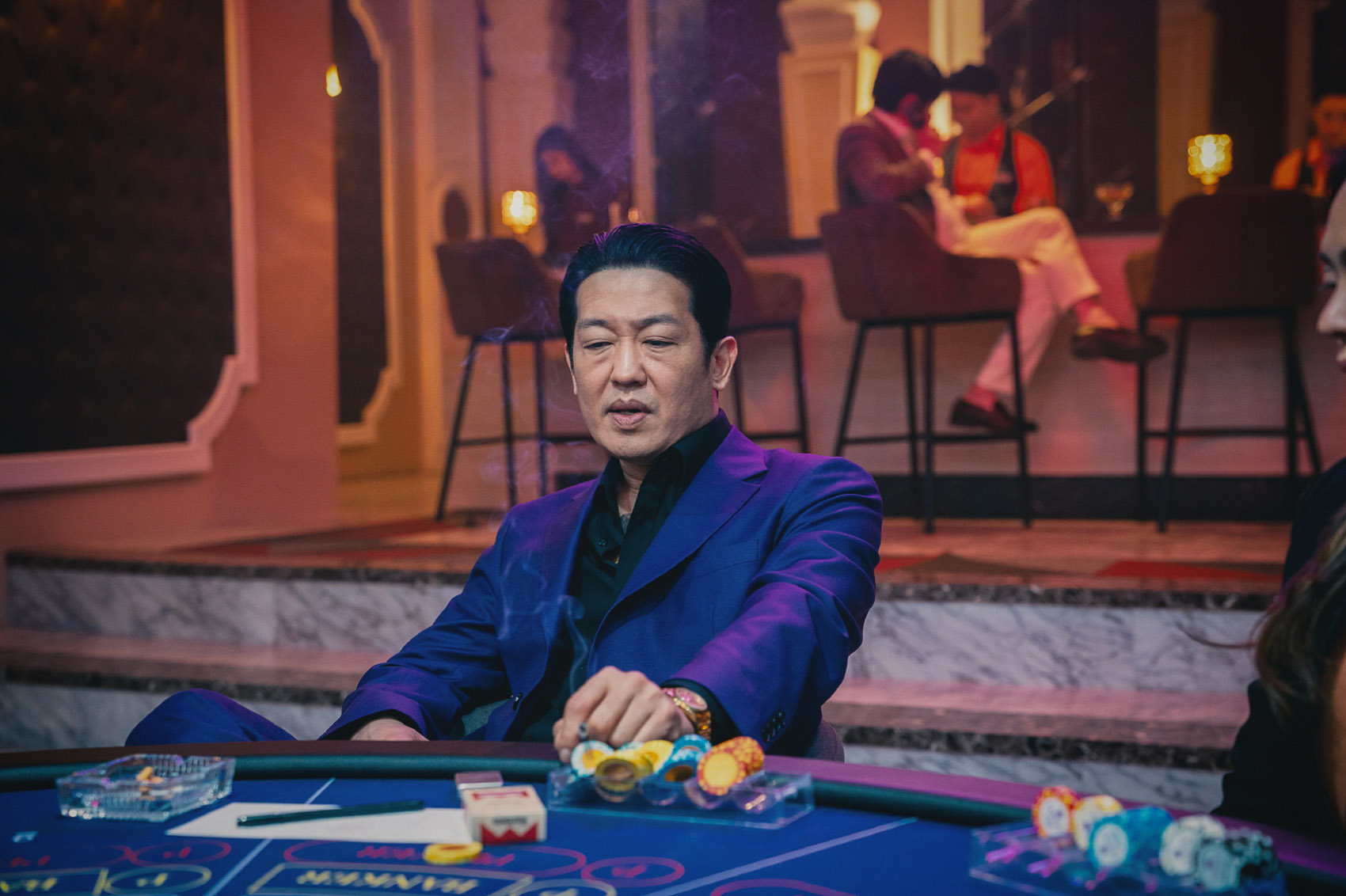 過年賭牌就看這部！Disney+ 原創犯罪劇情韓劇《地下菁英》帶來傳奇賭神的精彩故事，國寶級影帝崔岷植與韓劇男神孫錫久同台飆演技啦！