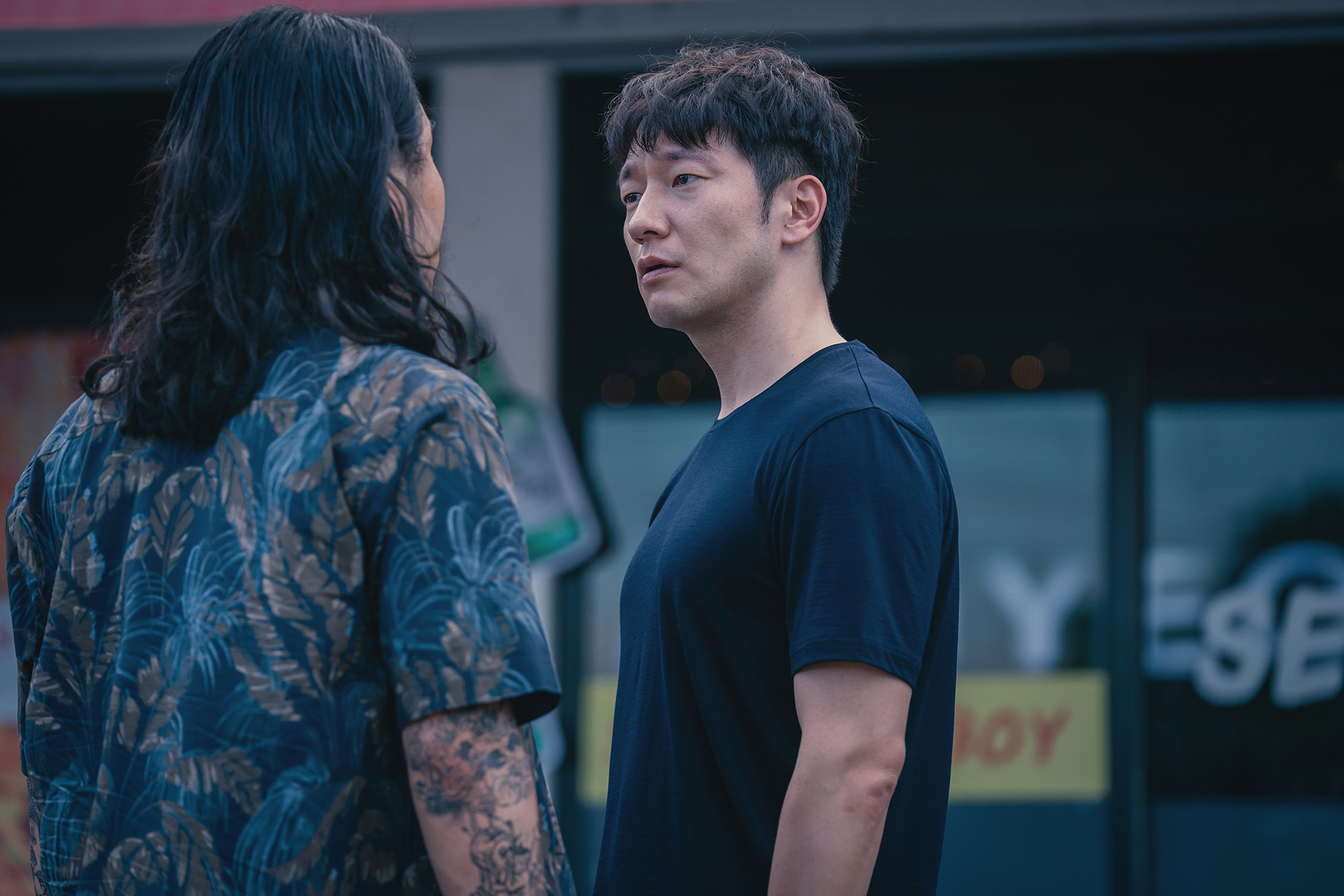 過年賭牌就看這部！Disney+ 原創犯罪劇情韓劇《地下菁英》帶來傳奇賭神的精彩故事，國寶級影帝崔岷植與韓劇男神孫錫久同台飆演技啦！