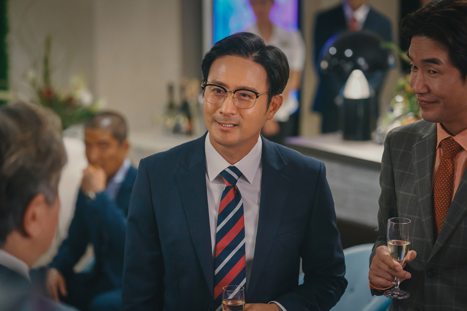 過年賭牌就看這部！Disney+ 原創犯罪劇情韓劇《地下菁英》帶來傳奇賭神的精彩故事，國寶級影帝崔岷植與韓劇男神孫錫久同台飆演技啦！