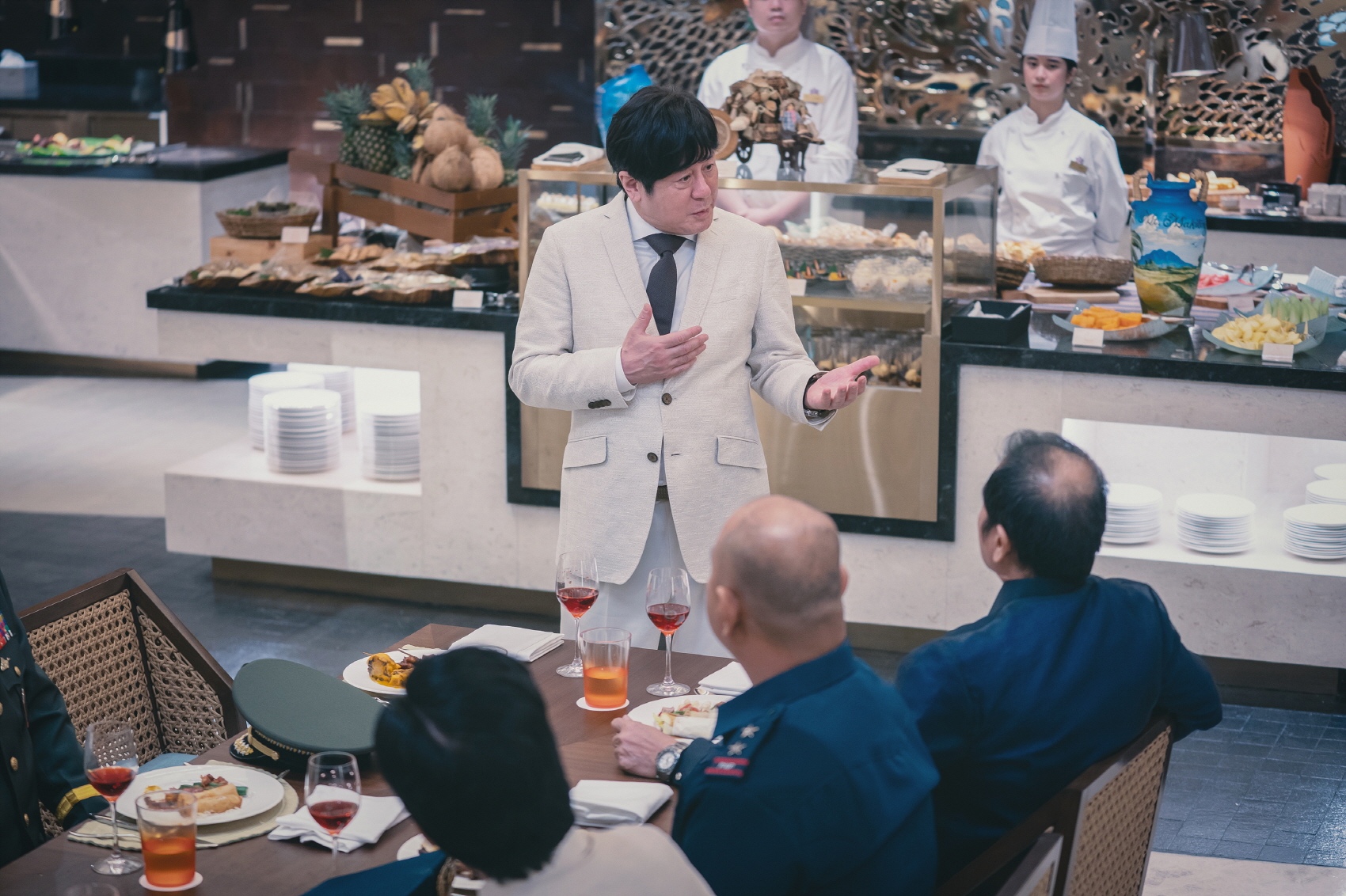 過年賭牌就看這部！Disney+ 原創犯罪劇情韓劇《地下菁英》帶來傳奇賭神的精彩故事，國寶級影帝崔岷植與韓劇男神孫錫久同台飆演技啦！