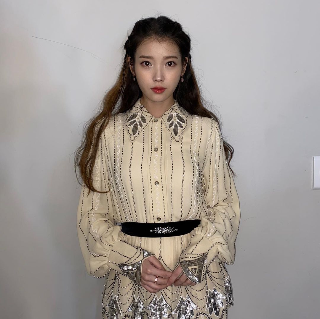 盤點 6 句 IU 治癒人心的自信金句：「生而為人，能照顧愛惜自己就好了。」從逆境中學會「愛自己」這道課題！