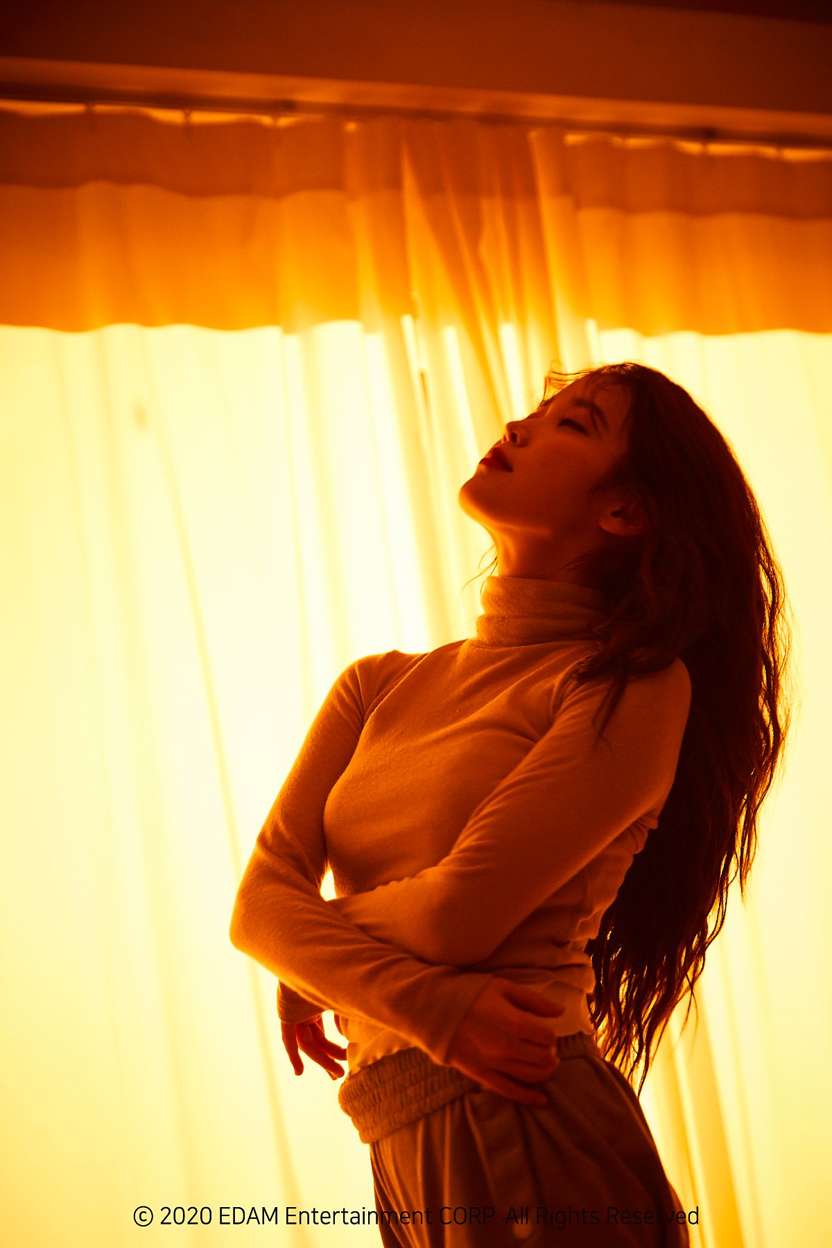 盤點 6 句 IU 治癒人心的自信金句：「生而為人，能照顧愛惜自己就好了。」從逆境中學會「愛自己」這道課題！