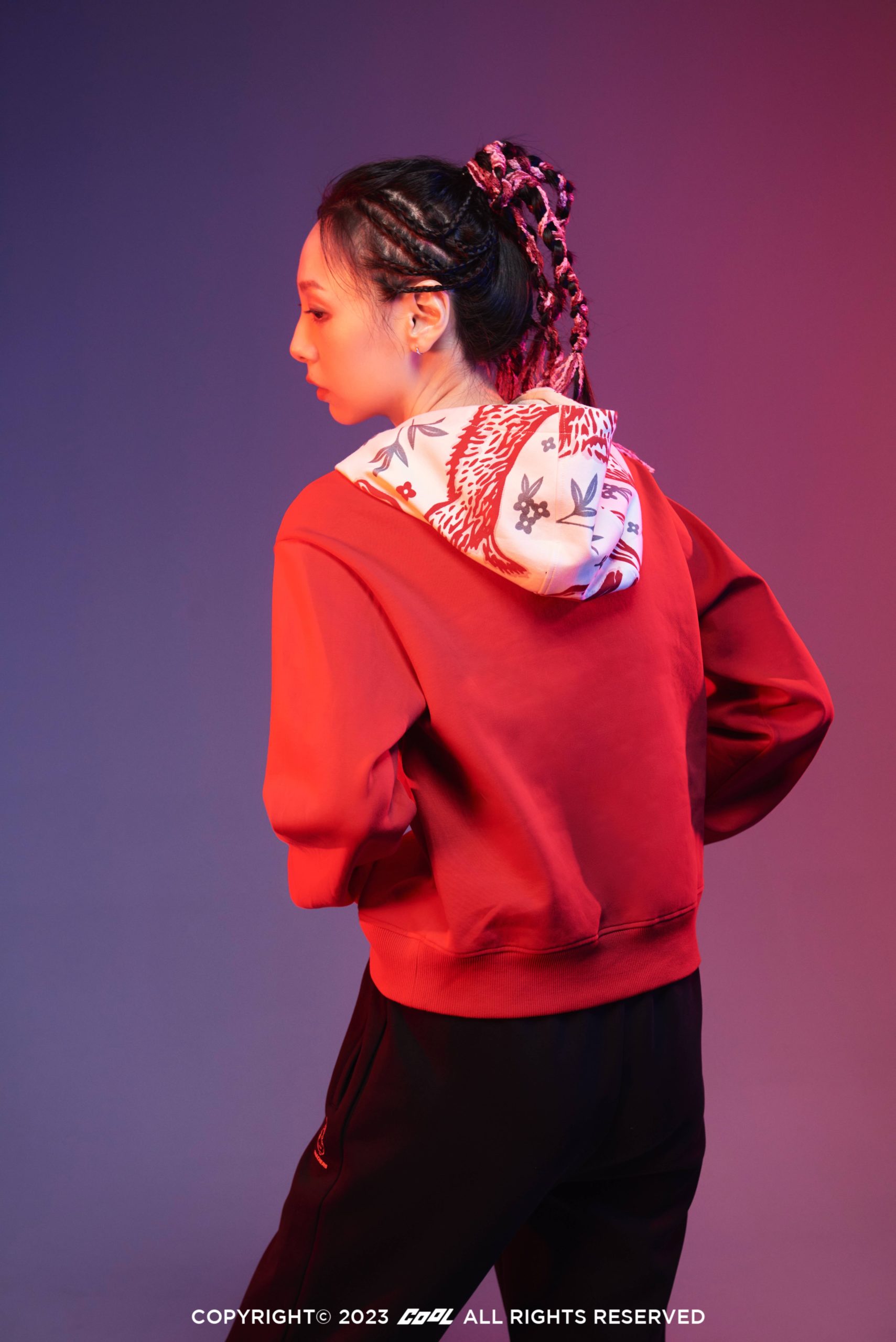 這樣的新春穿搭你有看過？顛覆既有套路X超強視覺衝擊！跟著SKECHERS一起「兔」飛猛進 最潮CNY由你走起！