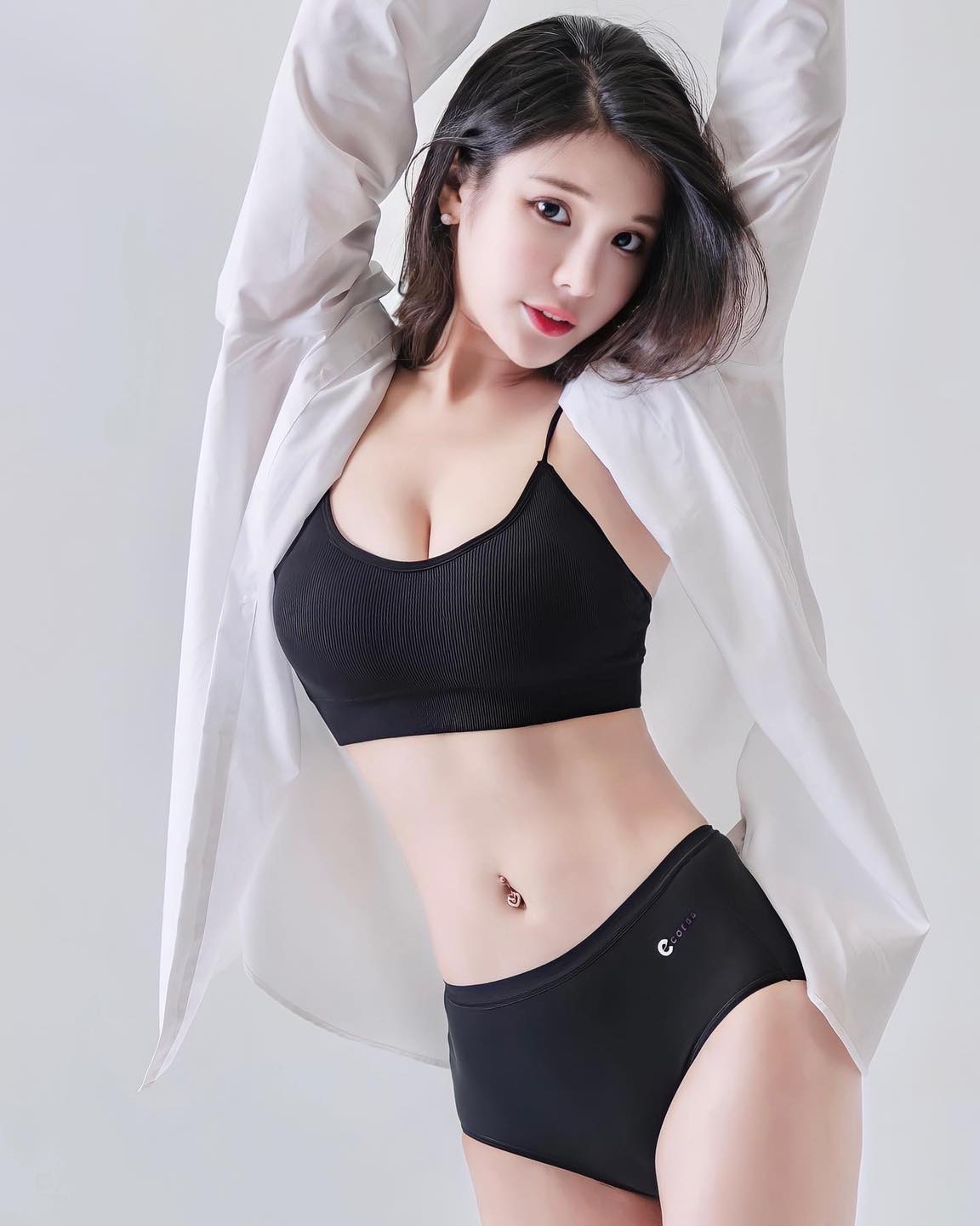 有片／琳妲大尺度照封傳！鮮花遮兩點「實現 D 乳上空自由」火辣看光光