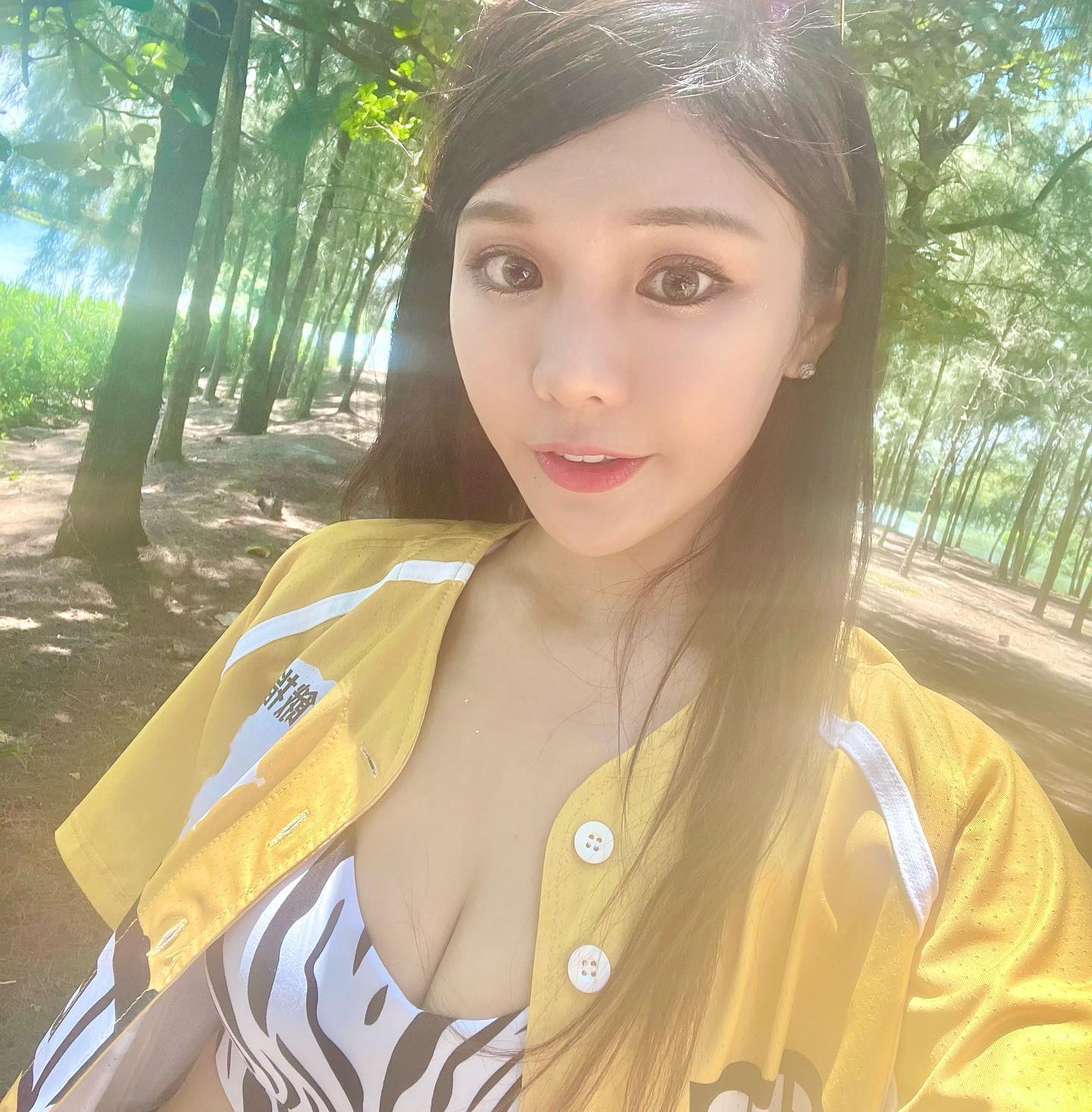 有片／琳妲大尺度照封傳！鮮花遮兩點「實現 D 乳上空自由」火辣看光光