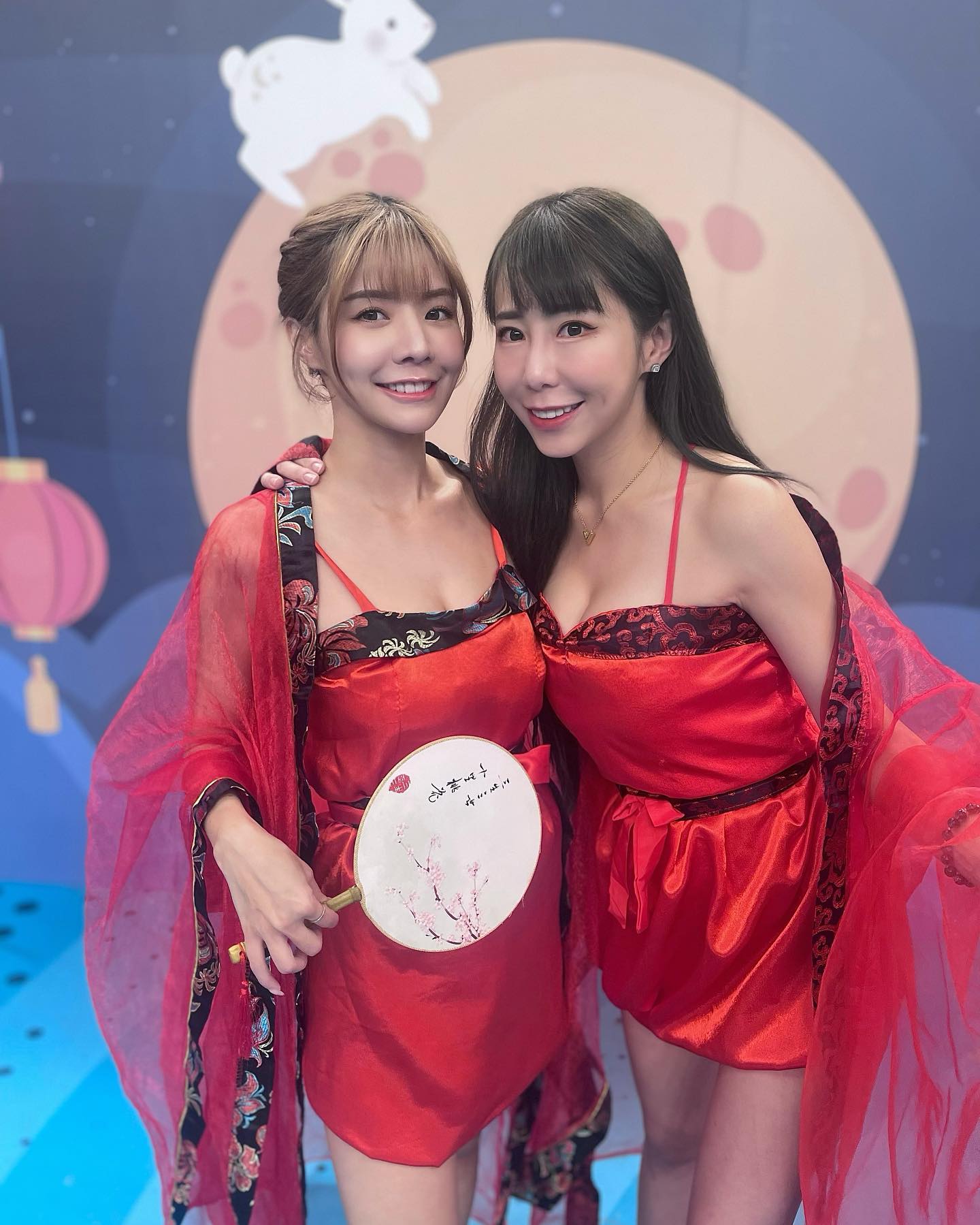 啦啦隊最正 MC 自爆走光？超兇上圍奪框而出「 NuBra 變霹靂腰包」慘曝錯愕下場