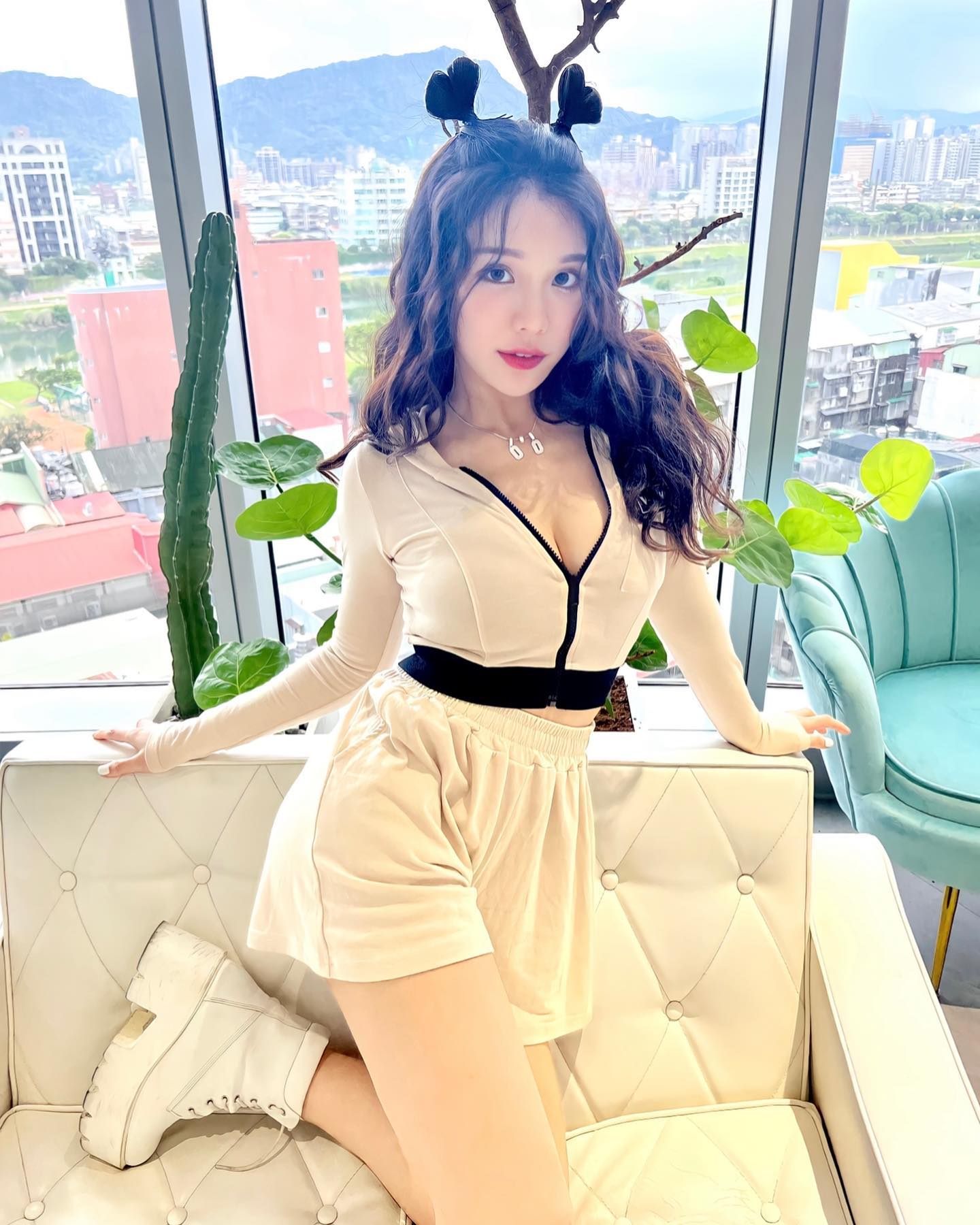 有片／琳妲大尺度照封傳！鮮花遮兩點「實現 D 乳上空自由」火辣看光光